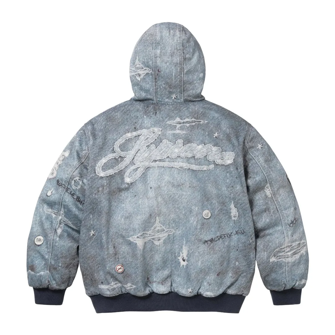 S612💰p640 Top version Supreme HJR TROMPE L'OEIL HOODED WORK JACKET Parallax printed hooded cotton jacket High-density 12-ounce ring-spun cotton denim fabric Made of imported pure cotton high-count and high-density fabric, the fabric feels soft and silky, with drapey lines, light and delicate touch, skin-friendly feel and excellent breathability. The unique design style incorporates ink gradient elements. Digital direct inkjet technology After the pattern design is completed, foreign advanced penetration technology is combined with digital direct inkjet printing without destroying the style of the cloth surface. Digital direct-injection printing sprays color directly on the fabric. When the color is sprayed on the fabric and develops color, the pigment is a process of penetrating and sinking, so the color floating on the cloth must be darker than the color that penetrates. #Flower position cutting and sewing restores the pattern effect. The whole piece is aligned with the original version, and then cut using laser alignment to set the point, which greatly reduces the error. The left and right sides of the placket are symmetrical and spliced ​​into a complete pattern. All zippers are molded and customized, and the sewing process is also carried out in strict accordance with the corresponding requirements to ensure consistent restoration.  Size:S~XL