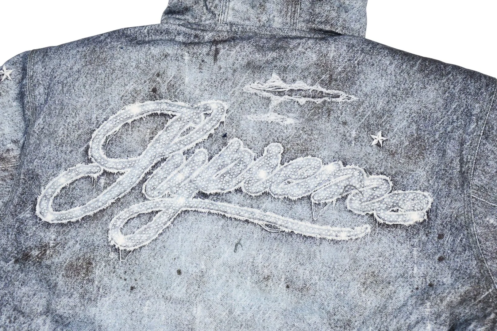 S612💰p640 Top version Supreme HJR TROMPE L'OEIL HOODED WORK JACKET Parallax printed hooded cotton jacket High-density 12-ounce ring-spun cotton denim fabric Made of imported pure cotton high-count and high-density fabric, the fabric feels soft and silky, with drapey lines, light and delicate touch, skin-friendly feel and excellent breathability. The unique design style incorporates ink gradient elements. Digital direct inkjet technology After the pattern design is completed, foreign advanced penetration technology is combined with digital direct inkjet printing without destroying the style of the cloth surface. Digital direct-injection printing sprays color directly on the fabric. When the color is sprayed on the fabric and develops color, the pigment is a process of penetrating and sinking, so the color floating on the cloth must be darker than the color that penetrates. #Flower position cutting and sewing restores the pattern effect. The whole piece is aligned with the original version, and then cut using laser alignment to set the point, which greatly reduces the error. The left and right sides of the placket are symmetrical and spliced ​​into a complete pattern. All zippers are molded and customized, and the sewing process is also carried out in strict accordance with the corresponding requirements to ensure consistent restoration.  Size:S~XL