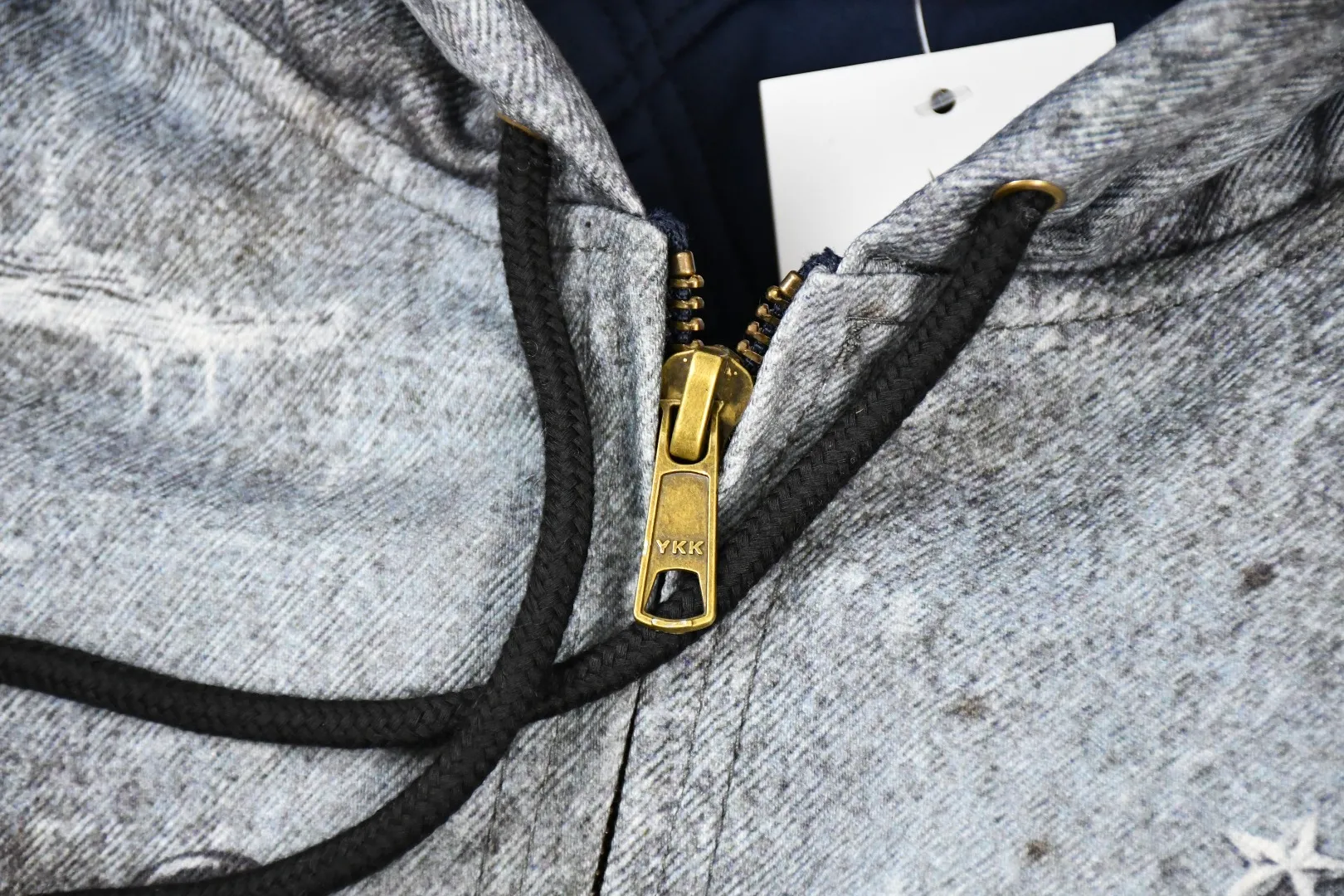 S612💰p640 Top version Supreme HJR TROMPE L'OEIL HOODED WORK JACKET Parallax printed hooded cotton jacket High-density 12-ounce ring-spun cotton denim fabric Made of imported pure cotton high-count and high-density fabric, the fabric feels soft and silky, with drapey lines, light and delicate touch, skin-friendly feel and excellent breathability. The unique design style incorporates ink gradient elements. Digital direct inkjet technology After the pattern design is completed, foreign advanced penetration technology is combined with digital direct inkjet printing without destroying the style of the cloth surface. Digital direct-injection printing sprays color directly on the fabric. When the color is sprayed on the fabric and develops color, the pigment is a process of penetrating and sinking, so the color floating on the cloth must be darker than the color that penetrates. #Flower position cutting and sewing restores the pattern effect. The whole piece is aligned with the original version, and then cut using laser alignment to set the point, which greatly reduces the error. The left and right sides of the placket are symmetrical and spliced ​​into a complete pattern. All zippers are molded and customized, and the sewing process is also carried out in strict accordance with the corresponding requirements to ensure consistent restoration.  Size:S~XL