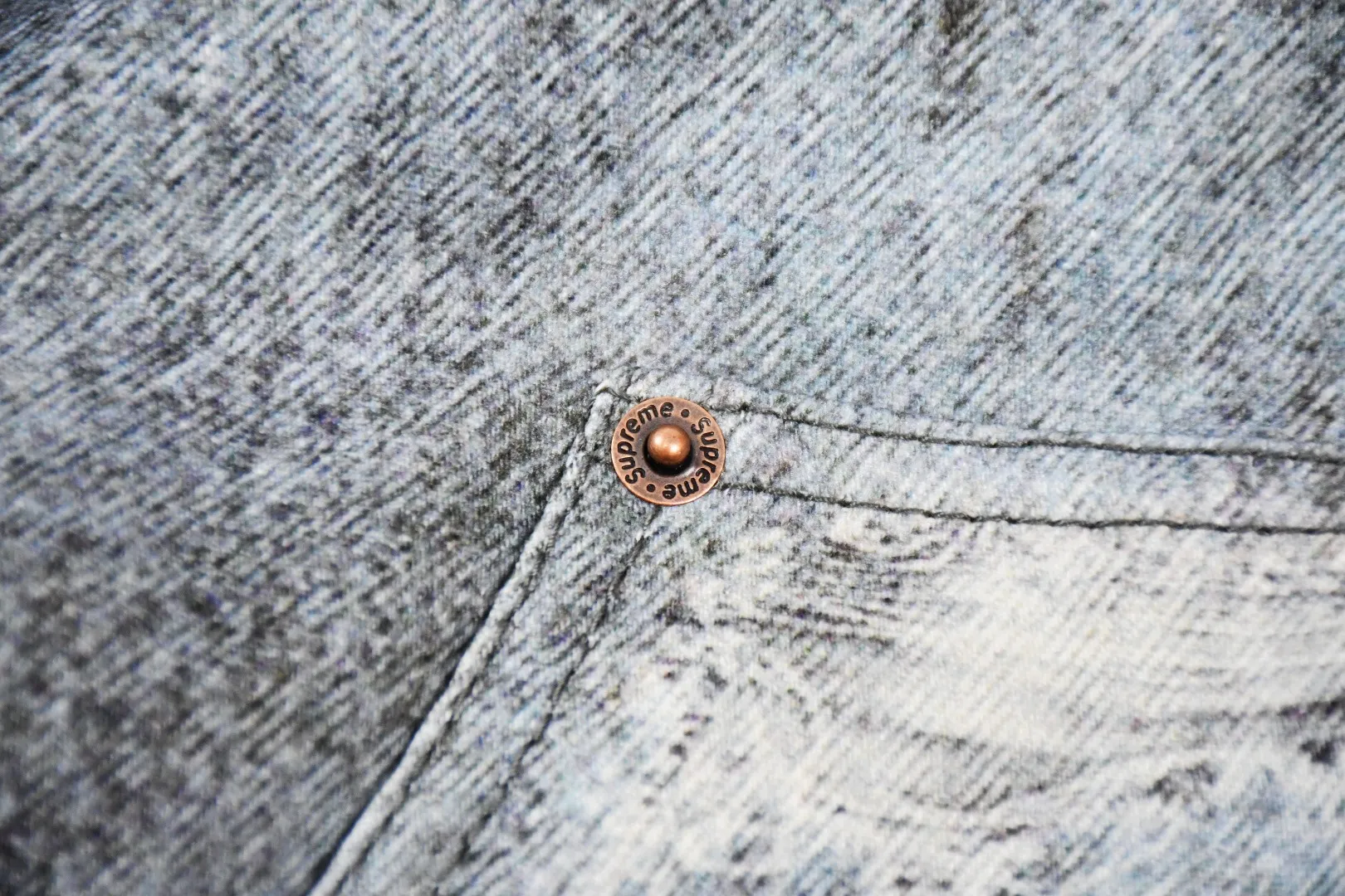 S612💰p640 Top version Supreme HJR TROMPE L'OEIL HOODED WORK JACKET Parallax printed hooded cotton jacket High-density 12-ounce ring-spun cotton denim fabric Made of imported pure cotton high-count and high-density fabric, the fabric feels soft and silky, with drapey lines, light and delicate touch, skin-friendly feel and excellent breathability. The unique design style incorporates ink gradient elements. Digital direct inkjet technology After the pattern design is completed, foreign advanced penetration technology is combined with digital direct inkjet printing without destroying the style of the cloth surface. Digital direct-injection printing sprays color directly on the fabric. When the color is sprayed on the fabric and develops color, the pigment is a process of penetrating and sinking, so the color floating on the cloth must be darker than the color that penetrates. #Flower position cutting and sewing restores the pattern effect. The whole piece is aligned with the original version, and then cut using laser alignment to set the point, which greatly reduces the error. The left and right sides of the placket are symmetrical and spliced ​​into a complete pattern. All zippers are molded and customized, and the sewing process is also carried out in strict accordance with the corresponding requirements to ensure consistent restoration.  Size:S~XL