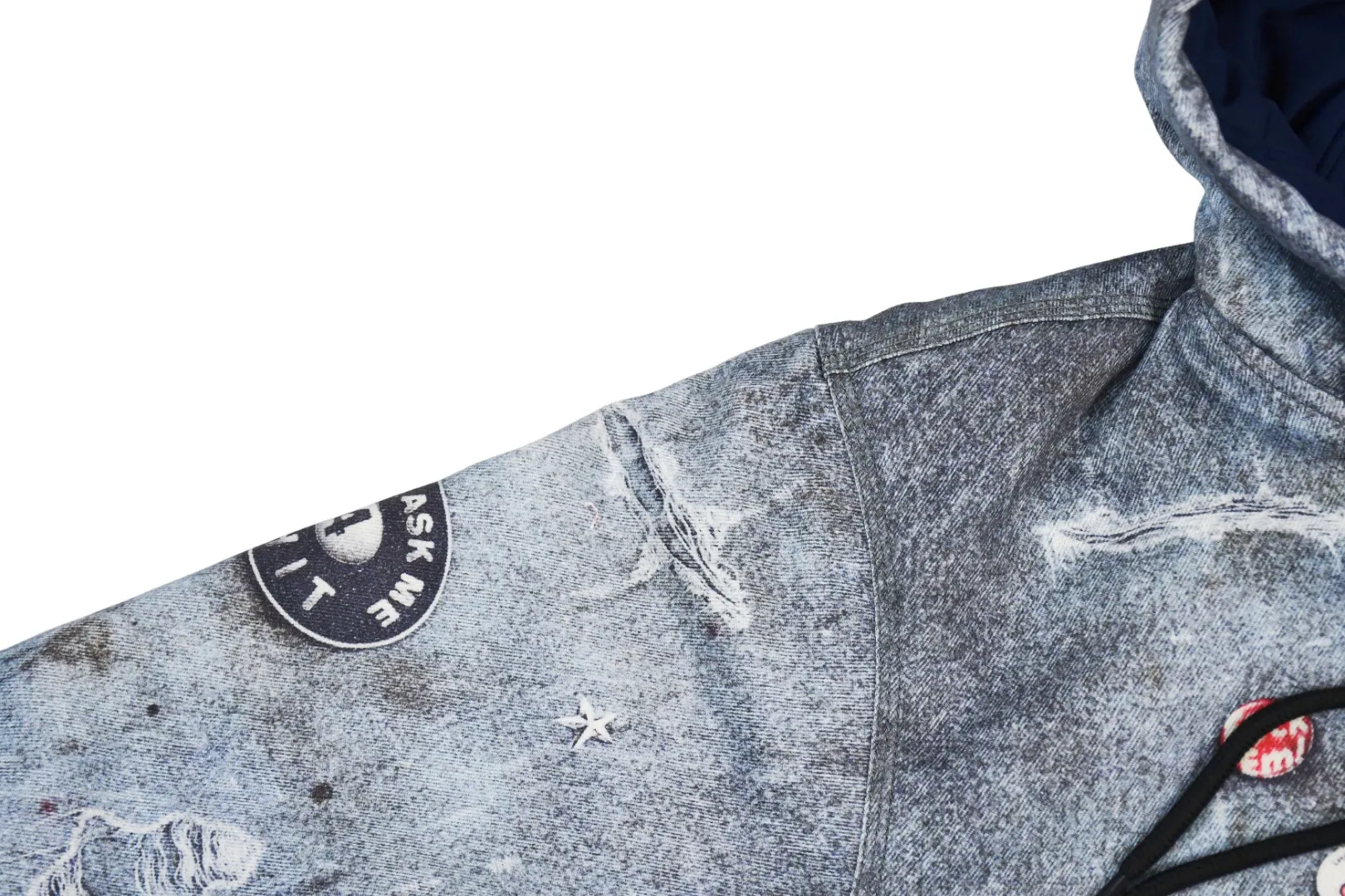 S612💰p640 Top version Supreme HJR TROMPE L'OEIL HOODED WORK JACKET Parallax printed hooded cotton jacket High-density 12-ounce ring-spun cotton denim fabric Made of imported pure cotton high-count and high-density fabric, the fabric feels soft and silky, with drapey lines, light and delicate touch, skin-friendly feel and excellent breathability. The unique design style incorporates ink gradient elements. Digital direct inkjet technology After the pattern design is completed, foreign advanced penetration technology is combined with digital direct inkjet printing without destroying the style of the cloth surface. Digital direct-injection printing sprays color directly on the fabric. When the color is sprayed on the fabric and develops color, the pigment is a process of penetrating and sinking, so the color floating on the cloth must be darker than the color that penetrates. #Flower position cutting and sewing restores the pattern effect. The whole piece is aligned with the original version, and then cut using laser alignment to set the point, which greatly reduces the error. The left and right sides of the placket are symmetrical and spliced ​​into a complete pattern. All zippers are molded and customized, and the sewing process is also carried out in strict accordance with the corresponding requirements to ensure consistent restoration.  Size:S~XL