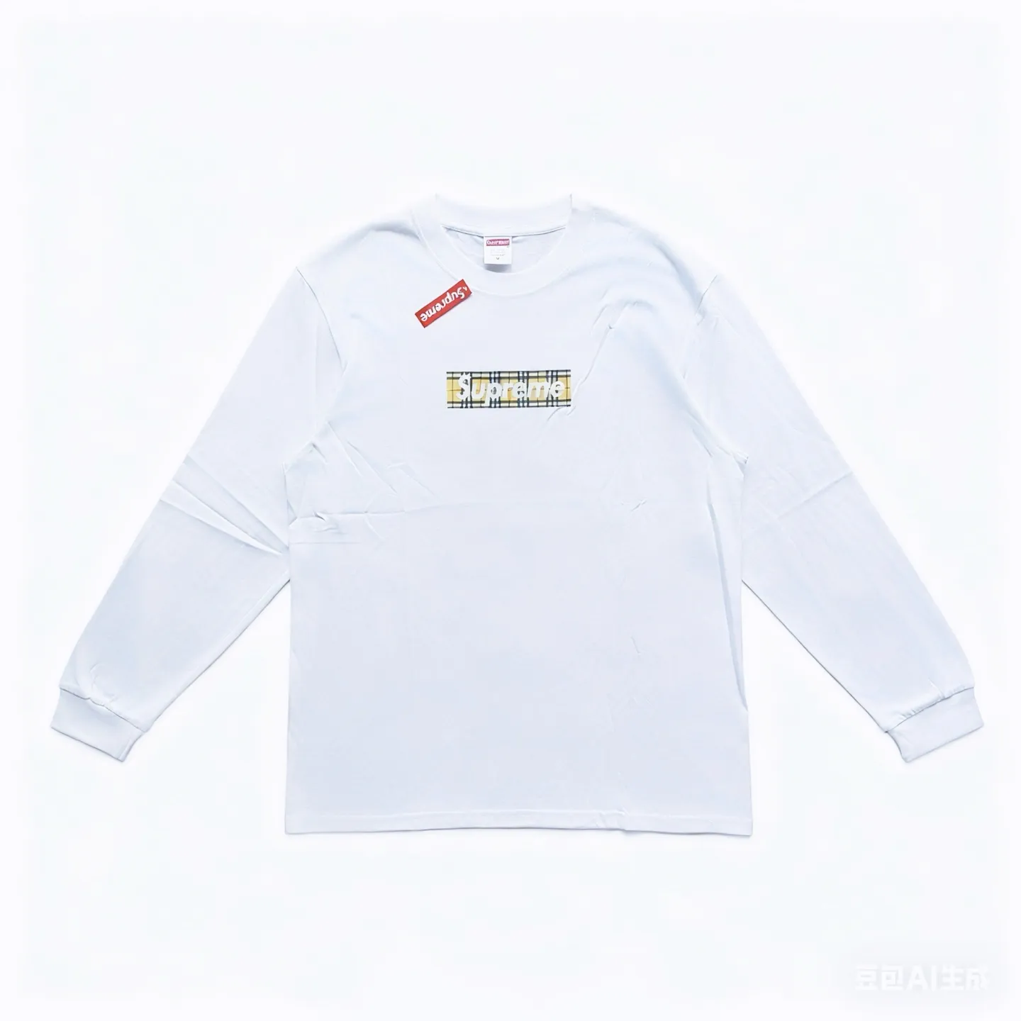 P140 Supreme ss22 co-branded Burberry logo printed T-shirt short-sleeved, same style for men and women, using cylindrical seamless technology (original technology, there are no seams on the side of the clothes, key points of identification) Fabric: All custom-woven and dyed, 260g weight, 100% cotton, cylindrical cloth, cylindrical cloth is a knitted fabric woven with a cylinder loom, the needles are distributed in a cylindrical shape on the fuselage, and the gray fabric is a large cylinder It needs to be opened and shaped before it can be used further. There are no slits on the sides of the clothes, so there are no wash labels on the sides of ordinary short-sleeved clothes. There is only one collar label behind the neck, so the shape is very correct and not easy to deform (color: black and white)