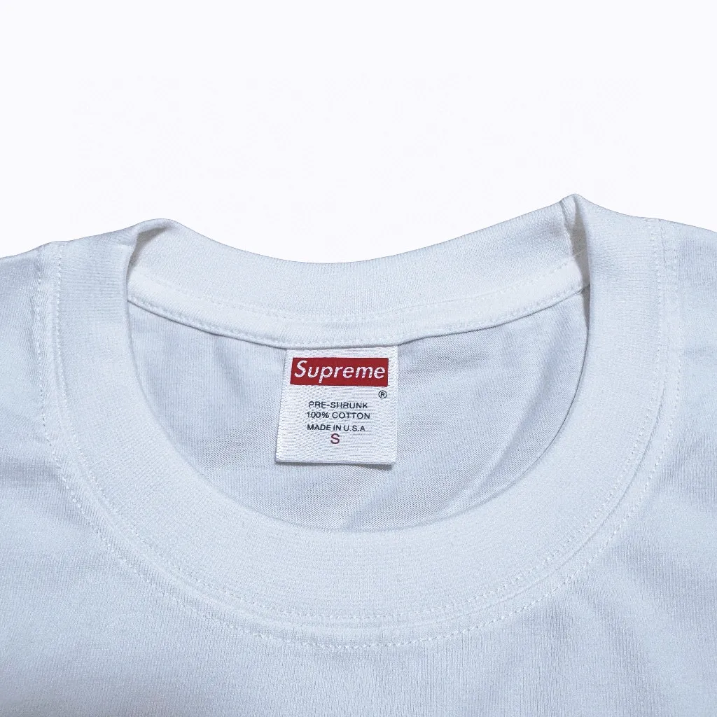 P140 Supreme ss22 co-branded Burberry logo printed T-shirt short-sleeved, same style for men and women, using cylindrical seamless technology (original technology, there are no seams on the side of the clothes, key points of identification) Fabric: All custom-woven and dyed, 260g weight, 100% cotton, cylindrical cloth, cylindrical cloth is a knitted fabric woven with a cylinder loom, the needles are distributed in a cylindrical shape on the fuselage, and the gray fabric is a large cylinder It needs to be opened and shaped before it can be used further. There are no slits on the sides of the clothes, so there are no wash labels on the sides of ordinary short-sleeved clothes. There is only one collar label behind the neck, so the shape is very correct and not easy to deform (color: black and white)