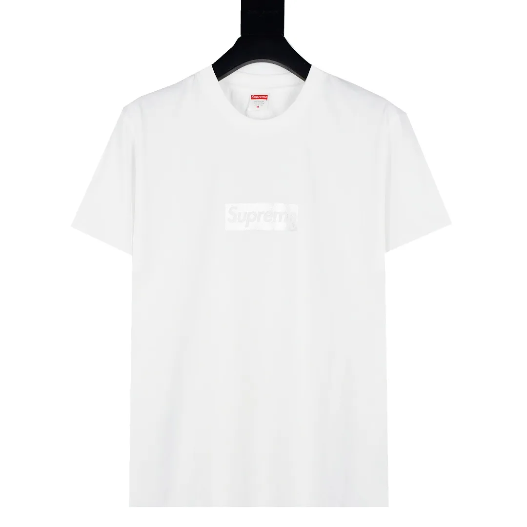S204💰p130 Top version Supreme Chicago Metal Box Logo Tee White Chicago limited short-sleeved T-shirt. For those of us who focus on top-level Sup products, this short-sleeved one is naturally available. It adopts cylindrical seamless technology (original technology, there are no stitched bones on the side of the clothes, the key point of identification) The fabrics are all custom-woven and dyed, 280g weight, 100% cotton, cylindrical fabric. Cylindrical fabric is knitted fabric woven with a cylinder loom. The needles are distributed in a cylindrical shape on the fuselage. The gray fabric is a large cylinder that needs to be opened and shaped before it can be used further. There are no slits on the side of the clothes, so there is no washing label on the side of ordinary short-sleeves. There is only one collar label behind the neck. The printing is printed with thermosetting ink, also known as plastic. Ink, or self-adhesive ink, contains ingredients: mainly composed of polyvinyl chloride (PVC) and phthalates. PVC and phthalates, fixatives, stabilizers, and thickeners are mixed to form a thermal ink. Solid ink is not the digital direct printing advertised on the market. The printing texture of thermoset ink is something that digital direct printing cannot achieve. The collar label has a watermark anti-counterfeiting effect, a real anti-counterfeiting layer, a probability of passing the version, and a high probability of passing the original packaging picture. Size：S-XL