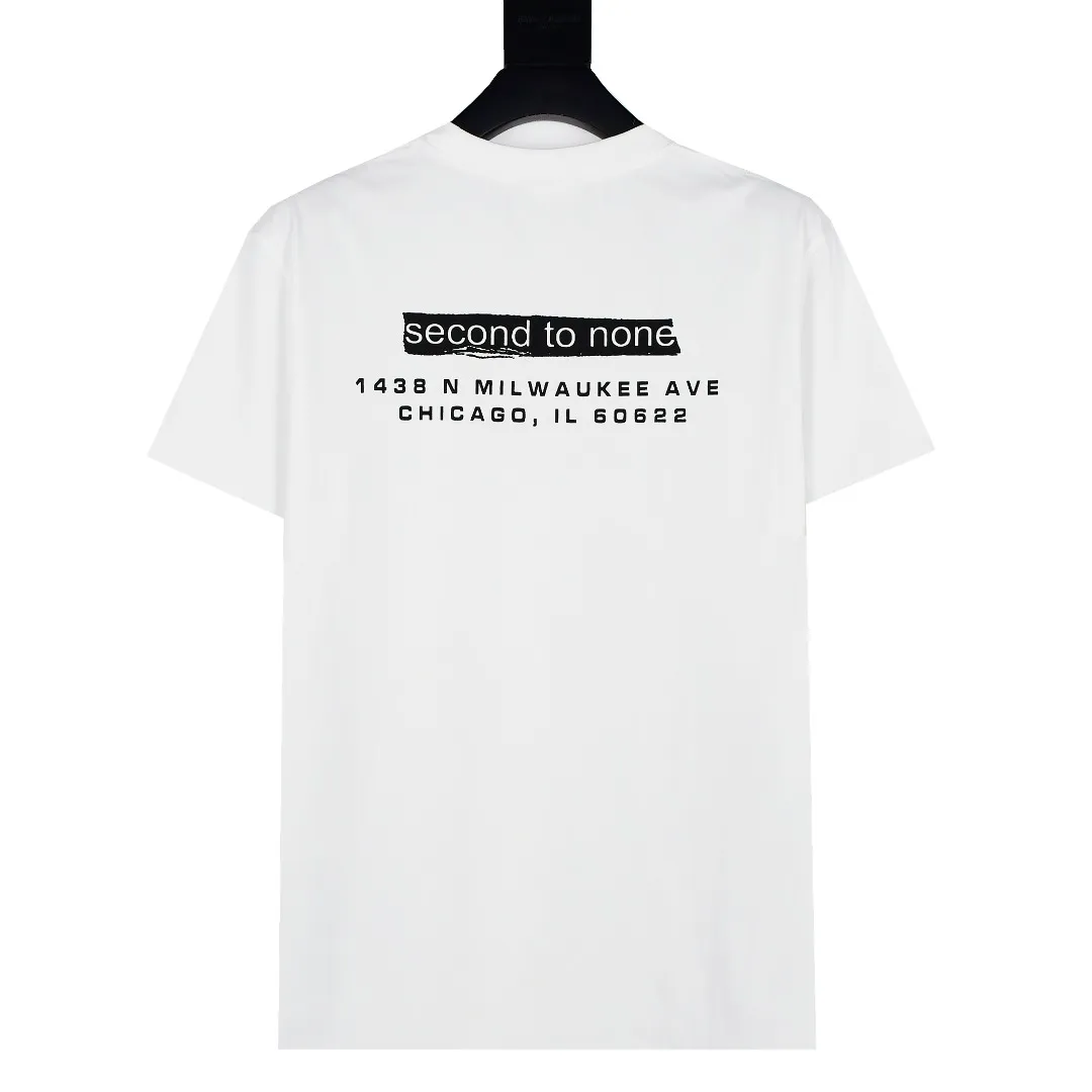 S204💰p130 Top version Supreme Chicago Metal Box Logo Tee White Chicago limited short-sleeved T-shirt. For those of us who focus on top-level Sup products, this short-sleeved one is naturally available. It adopts cylindrical seamless technology (original technology, there are no stitched bones on the side of the clothes, the key point of identification) The fabrics are all custom-woven and dyed, 280g weight, 100% cotton, cylindrical fabric. Cylindrical fabric is knitted fabric woven with a cylinder loom. The needles are distributed in a cylindrical shape on the fuselage. The gray fabric is a large cylinder that needs to be opened and shaped before it can be used further. There are no slits on the side of the clothes, so there is no washing label on the side of ordinary short-sleeves. There is only one collar label behind the neck. The printing is printed with thermosetting ink, also known as plastic. Ink, or self-adhesive ink, contains ingredients: mainly composed of polyvinyl chloride (PVC) and phthalates. PVC and phthalates, fixatives, stabilizers, and thickeners are mixed to form a thermal ink. Solid ink is not the digital direct printing advertised on the market. The printing texture of thermoset ink is something that digital direct printing cannot achieve. The collar label has a watermark anti-counterfeiting effect, a real anti-counterfeiting layer, a probability of passing the version, and a high probability of passing the original packaging picture. Size：S-XL