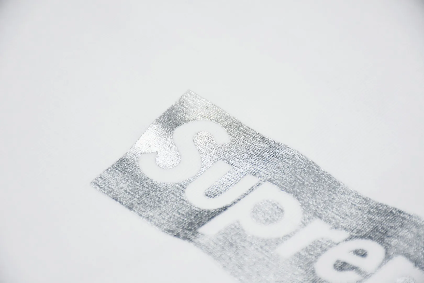 S204💰p130 Top version Supreme Chicago Metal Box Logo Tee White Chicago limited short-sleeved T-shirt. For those of us who focus on top-level Sup products, this short-sleeved one is naturally available. It adopts cylindrical seamless technology (original technology, there are no stitched bones on the side of the clothes, the key point of identification) The fabrics are all custom-woven and dyed, 280g weight, 100% cotton, cylindrical fabric. Cylindrical fabric is knitted fabric woven with a cylinder loom. The needles are distributed in a cylindrical shape on the fuselage. The gray fabric is a large cylinder that needs to be opened and shaped before it can be used further. There are no slits on the side of the clothes, so there is no washing label on the side of ordinary short-sleeves. There is only one collar label behind the neck. The printing is printed with thermosetting ink, also known as plastic. Ink, or self-adhesive ink, contains ingredients: mainly composed of polyvinyl chloride (PVC) and phthalates. PVC and phthalates, fixatives, stabilizers, and thickeners are mixed to form a thermal ink. Solid ink is not the digital direct printing advertised on the market. The printing texture of thermoset ink is something that digital direct printing cannot achieve. The collar label has a watermark anti-counterfeiting effect, a real anti-counterfeiting layer, a probability of passing the version, and a high probability of passing the original packaging picture. Size：S-XL