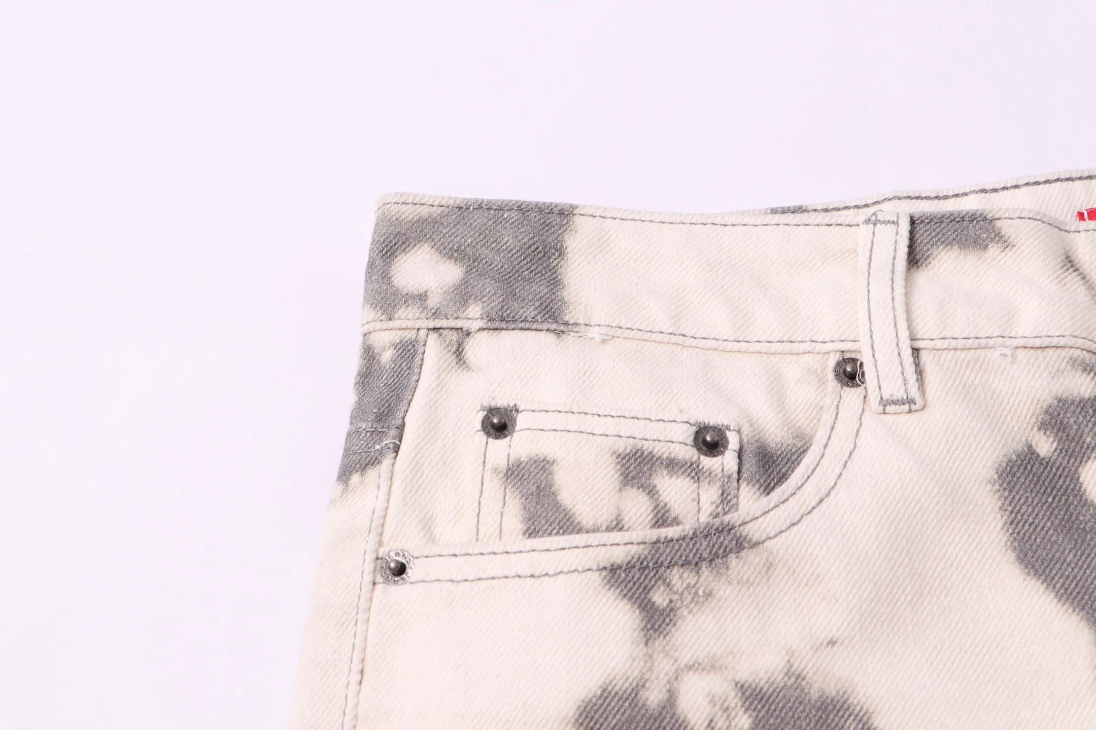 P240 model number: H71 Supreme & SS25 Paris Fashion Opening Season Cream Camouflage Small Embroidery🪡 Embroidered Color Jeans. Styles with different wash textures are very friendly to people with thin legs and thick legs. The slightly flared version is very flattering to the leg shape. The moderate length is timeless and easy to match. It is the basic styling foundation for various styles. It is a must-have in the wardrobe! The fabric is stiff but also makes the upper body soft without losing texture. The washing process is even more perfect. It is a must-have item for everyone! ! ! Washed wheat, hang tag, pants label, three labels complete Size: 30-32-34-36 Color: original color