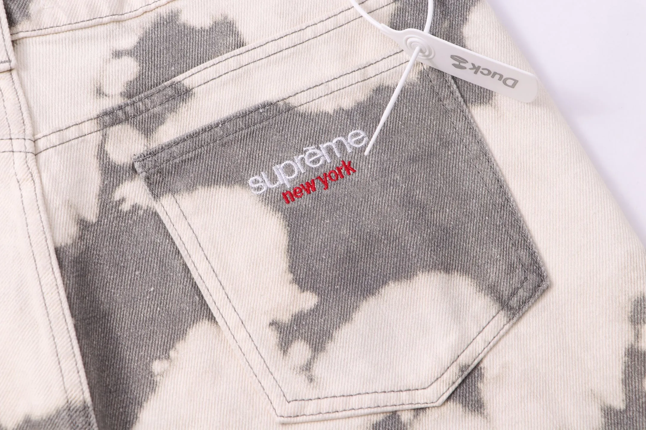P240 model number: H71 Supreme & SS25 Paris Fashion Opening Season Cream Camouflage Small Embroidery🪡 Embroidered Color Jeans. Styles with different wash textures are very friendly to people with thin legs and thick legs. The slightly flared version is very flattering to the leg shape. The moderate length is timeless and easy to match. It is the basic styling foundation for various styles. It is a must-have in the wardrobe! The fabric is stiff but also makes the upper body soft without losing texture. The washing process is even more perfect. It is a must-have item for everyone! ! ! Washed wheat, hang tag, pants label, three labels complete Size: 30-32-34-36 Color: original color