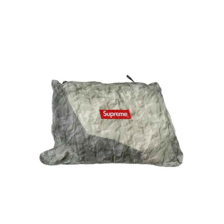 🅿️680 MX28# Exclusive quality tested version Supreme FW19 The North Face Paper Print Nuptse North Face Wrinkle Paper Down Jacket Fabric: The fabric production process is completely compared to ZP. It uses 400T nylon 0.05×0.05 dark grid fabric. The hat shoulders and lining are made of the same fabric. This is consistent with ZP. Inner storage bag design The entire down jacket can be stored in a small bag for easy storage and portability Printing: Use the pattern of waste paper folds. Light gray with a little dark green. It is definitely not the off-white that is printed on the market. Down filling: 560 grams of national standard 90 white duck down is filled inside. Full warmth retention effect. 700 fill power. Invincible effect. ZP14000➕Purchase for printing. The only correct version on the market. All details are consistent with ZP. No changes have been made. Details are in place. Authentic quality. Full of sincerity. Reprinted pictures are sold. Size: S-XL