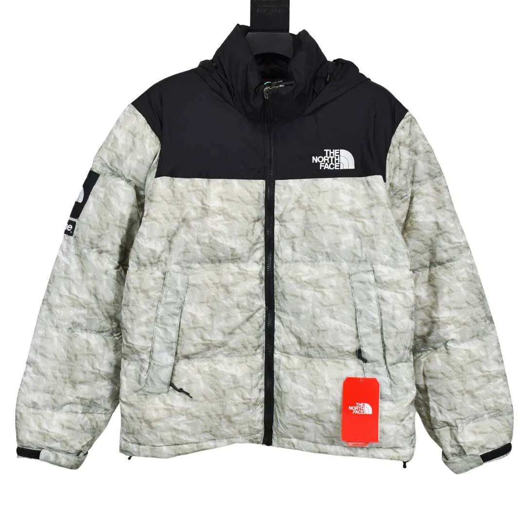 🅿️680 MX28# Exclusive quality tested version Supreme FW19 The North Face Paper Print Nuptse North Face Wrinkle Paper Down Jacket Fabric: The fabric production process is completely compared to ZP. It uses 400T nylon 0.05×0.05 dark grid fabric. The hat shoulders and lining are made of the same fabric. This is consistent with ZP. Inner storage bag design The entire down jacket can be stored in a small bag for easy storage and portability Printing: Use the pattern of waste paper folds. Light gray with a little dark green. It is definitely not the off-white that is printed on the market. Down filling: 560 grams of national standard 90 white duck down is filled inside. Full warmth retention effect. 700 fill power. Invincible effect. ZP14000➕Purchase for printing. The only correct version on the market. All details are consistent with ZP. No changes have been made. Details are in place. Authentic quality. Full of sincerity. Reprinted pictures are sold. Size: S-XL