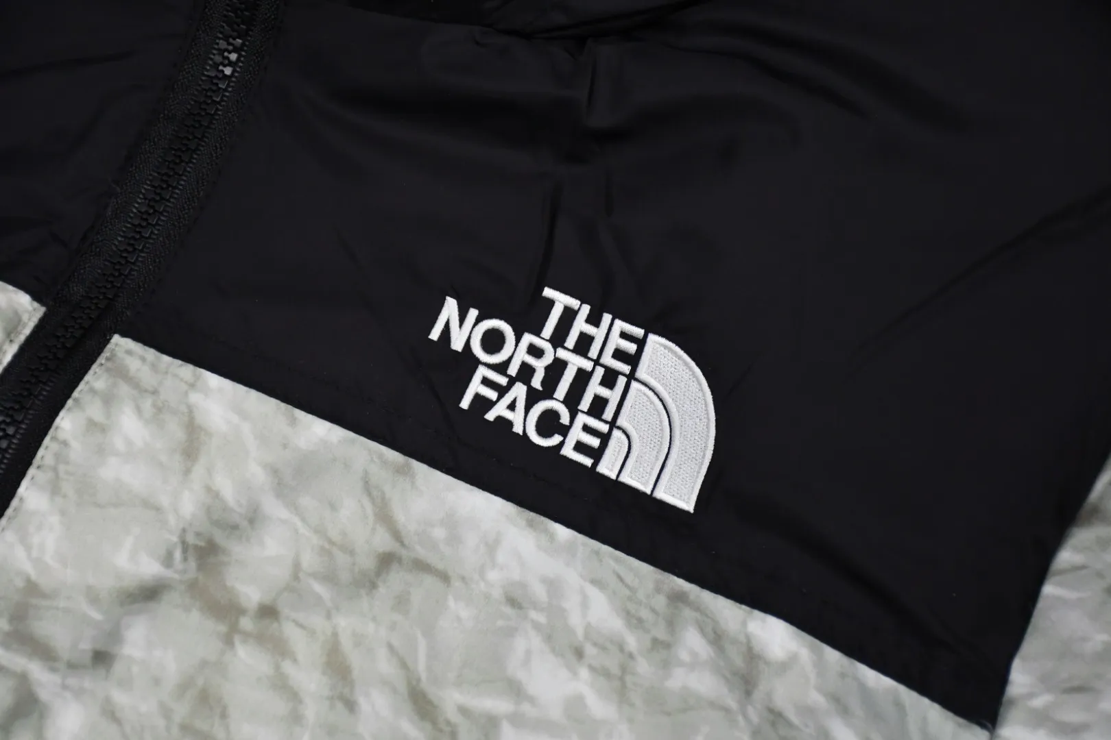 🅿️680 MX28# Exclusive quality tested version Supreme FW19 The North Face Paper Print Nuptse North Face Wrinkle Paper Down Jacket Fabric: The fabric production process is completely compared to ZP. It uses 400T nylon 0.05×0.05 dark grid fabric. The hat shoulders and lining are made of the same fabric. This is consistent with ZP. Inner storage bag design The entire down jacket can be stored in a small bag for easy storage and portability Printing: Use the pattern of waste paper folds. Light gray with a little dark green. It is definitely not the off-white that is printed on the market. Down filling: 560 grams of national standard 90 white duck down is filled inside. Full warmth retention effect. 700 fill power. Invincible effect. ZP14000➕Purchase for printing. The only correct version on the market. All details are consistent with ZP. No changes have been made. Details are in place. Authentic quality. Full of sincerity. Reprinted pictures are sold. Size: S-XL