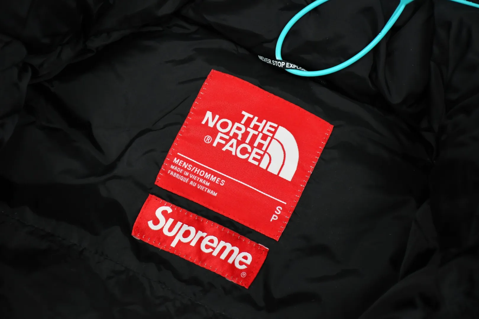 🅿️680 MX28# Exclusive quality tested version Supreme FW19 The North Face Paper Print Nuptse North Face Wrinkle Paper Down Jacket Fabric: The fabric production process is completely compared to ZP. It uses 400T nylon 0.05×0.05 dark grid fabric. The hat shoulders and lining are made of the same fabric. This is consistent with ZP. Inner storage bag design The entire down jacket can be stored in a small bag for easy storage and portability Printing: Use the pattern of waste paper folds. Light gray with a little dark green. It is definitely not the off-white that is printed on the market. Down filling: 560 grams of national standard 90 white duck down is filled inside. Full warmth retention effect. 700 fill power. Invincible effect. ZP14000➕Purchase for printing. The only correct version on the market. All details are consistent with ZP. No changes have been made. Details are in place. Authentic quality. Full of sincerity. Reprinted pictures are sold. Size: S-XL
