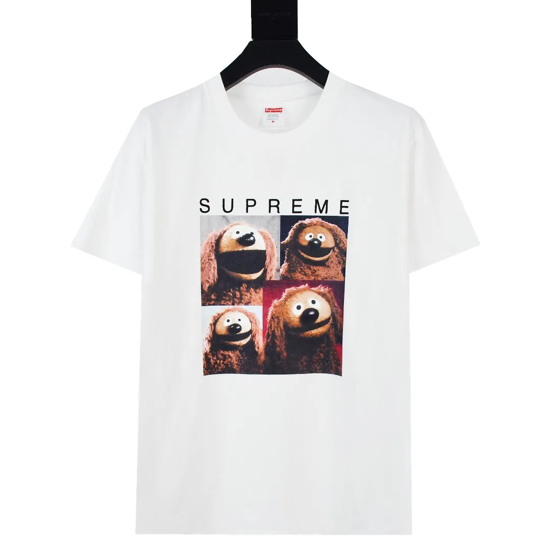 S336💰p140 Top version Supreme 24ss ROWLF Muppet animation print short-sleeved T-shirt. Refuse to look at pictures to make goods. Refuse to compare with wrong versions. Use cylindrical seamless technology (original technology. There are no stitched bones on the side of the clothes. Key points of identification) The fabrics are all custom-woven and dyed, 280g weight, 100% cotton, cylindrical fabric. Cylindrical fabric is a knitted fabric woven with a cylinder loom. The needles are distributed in a cylindrical shape on the fuselage. The gray fabric is a large cylinder, which needs to be opened and shaped before it can be used further. There are no slits on the side of the clothes, so there is no washing label on the side of ordinary short-sleeves. There is only one collar label behind the neck. The printing uses thermosetting ink printing imported from Belgium (different from conventional heat transfer printing), also known as plastic ink, or self-adhesive ink. Its ingredients are: mainly composed of polyvinyl chloride (PVC) and phthalates. PVC and phthalates, solid color The thermosetting ink is composed of a mixture of agents, stabilizers, and thickeners. It is not the digital direct printing marketed on the market. The printing texture of thermosetting ink cannot be achieved by digital direct printing. The collar label has a watermark anti-counterfeiting effect, a real anti-counterfeiting layer, a version with a high probability of passing the inspection, and the original packaging picture has a high probability of passing the test. Size：S-XL