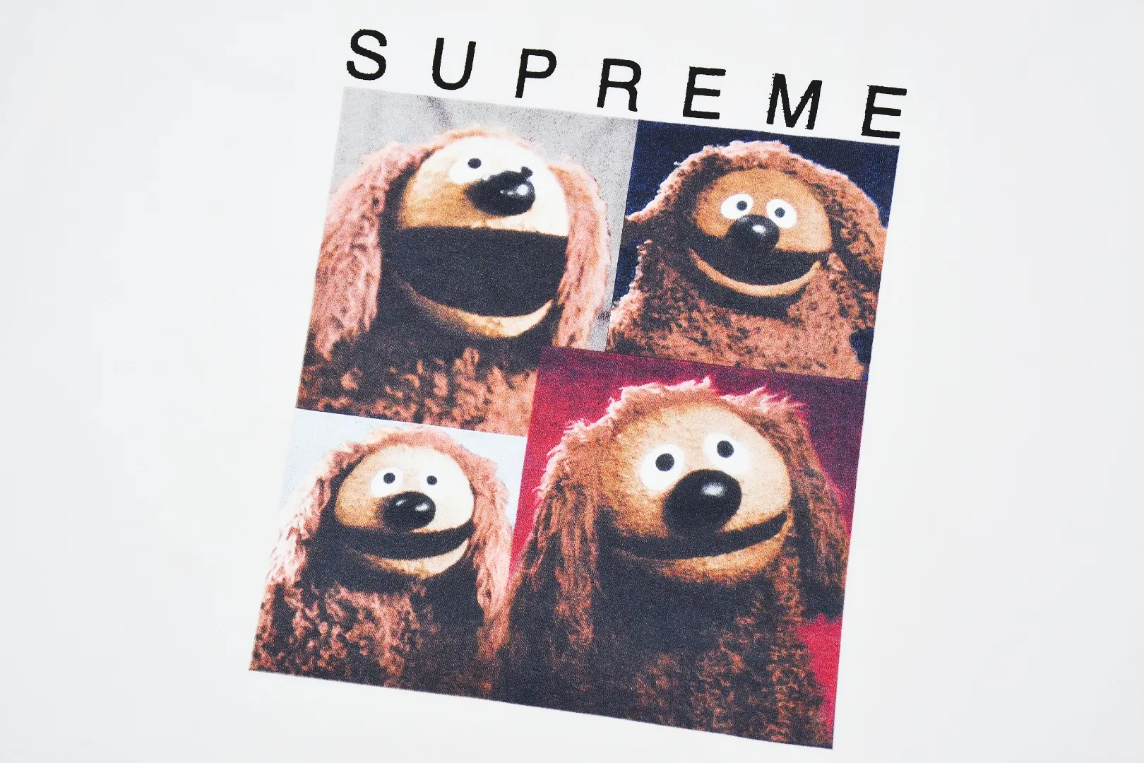 S336💰p140 Top version Supreme 24ss ROWLF Muppet animation print short-sleeved T-shirt. Refuse to look at pictures to make goods. Refuse to compare with wrong versions. Use cylindrical seamless technology (original technology. There are no stitched bones on the side of the clothes. Key points of identification) The fabrics are all custom-woven and dyed, 280g weight, 100% cotton, cylindrical fabric. Cylindrical fabric is a knitted fabric woven with a cylinder loom. The needles are distributed in a cylindrical shape on the fuselage. The gray fabric is a large cylinder, which needs to be opened and shaped before it can be used further. There are no slits on the side of the clothes, so there is no washing label on the side of ordinary short-sleeves. There is only one collar label behind the neck. The printing uses thermosetting ink printing imported from Belgium (different from conventional heat transfer printing), also known as plastic ink, or self-adhesive ink. Its ingredients are: mainly composed of polyvinyl chloride (PVC) and phthalates. PVC and phthalates, solid color The thermosetting ink is composed of a mixture of agents, stabilizers, and thickeners. It is not the digital direct printing marketed on the market. The printing texture of thermosetting ink cannot be achieved by digital direct printing. The collar label has a watermark anti-counterfeiting effect, a real anti-counterfeiting layer, a version with a high probability of passing the inspection, and the original packaging picture has a high probability of passing the test. Size：S-XL