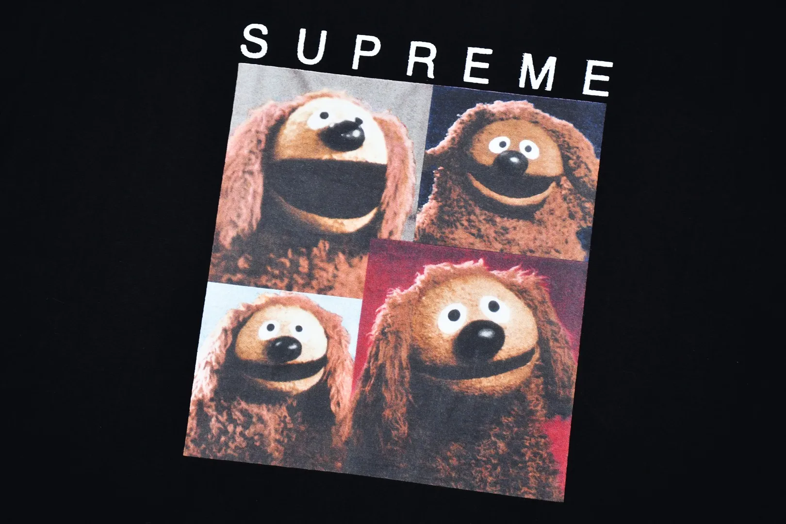 S336💰p140 Top version Supreme 24ss ROWLF Muppet animation print short-sleeved T-shirt. Refuse to look at pictures to make goods. Refuse to compare with wrong versions. Use cylindrical seamless technology (original technology. There are no stitched bones on the side of the clothes. Key points of identification) The fabrics are all custom-woven and dyed, 280g weight, 100% cotton, cylindrical fabric. Cylindrical fabric is a knitted fabric woven with a cylinder loom. The needles are distributed in a cylindrical shape on the fuselage. The gray fabric is a large cylinder, which needs to be opened and shaped before it can be used further. There are no slits on the side of the clothes, so there is no washing label on the side of ordinary short-sleeves. There is only one collar label behind the neck. The printing uses thermosetting ink printing imported from Belgium (different from conventional heat transfer printing), also known as plastic ink, or self-adhesive ink. Its ingredients are: mainly composed of polyvinyl chloride (PVC) and phthalates. PVC and phthalates, solid color The thermosetting ink is composed of a mixture of agents, stabilizers, and thickeners. It is not the digital direct printing marketed on the market. The printing texture of thermosetting ink cannot be achieved by digital direct printing. The collar label has a watermark anti-counterfeiting effect, a real anti-counterfeiting layer, a version with a high probability of passing the inspection, and the original packaging picture has a high probability of passing the test. Size：S-XL