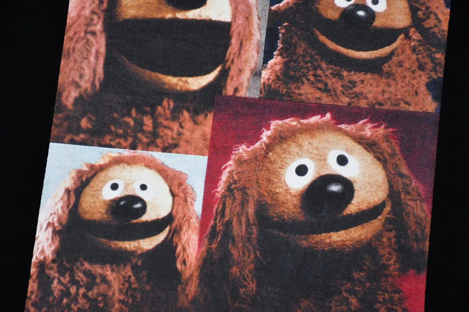 S336💰p140 Top version Supreme 24ss ROWLF Muppet animation print short-sleeved T-shirt. Refuse to look at pictures to make goods. Refuse to compare with wrong versions. Use cylindrical seamless technology (original technology. There are no stitched bones on the side of the clothes. Key points of identification) The fabrics are all custom-woven and dyed, 280g weight, 100% cotton, cylindrical fabric. Cylindrical fabric is a knitted fabric woven with a cylinder loom. The needles are distributed in a cylindrical shape on the fuselage. The gray fabric is a large cylinder, which needs to be opened and shaped before it can be used further. There are no slits on the side of the clothes, so there is no washing label on the side of ordinary short-sleeves. There is only one collar label behind the neck. The printing uses thermosetting ink printing imported from Belgium (different from conventional heat transfer printing), also known as plastic ink, or self-adhesive ink. Its ingredients are: mainly composed of polyvinyl chloride (PVC) and phthalates. PVC and phthalates, solid color The thermosetting ink is composed of a mixture of agents, stabilizers, and thickeners. It is not the digital direct printing marketed on the market. The printing texture of thermosetting ink cannot be achieved by digital direct printing. The collar label has a watermark anti-counterfeiting effect, a real anti-counterfeiting layer, a version with a high probability of passing the inspection, and the original packaging picture has a high probability of passing the test. Size：S-XL