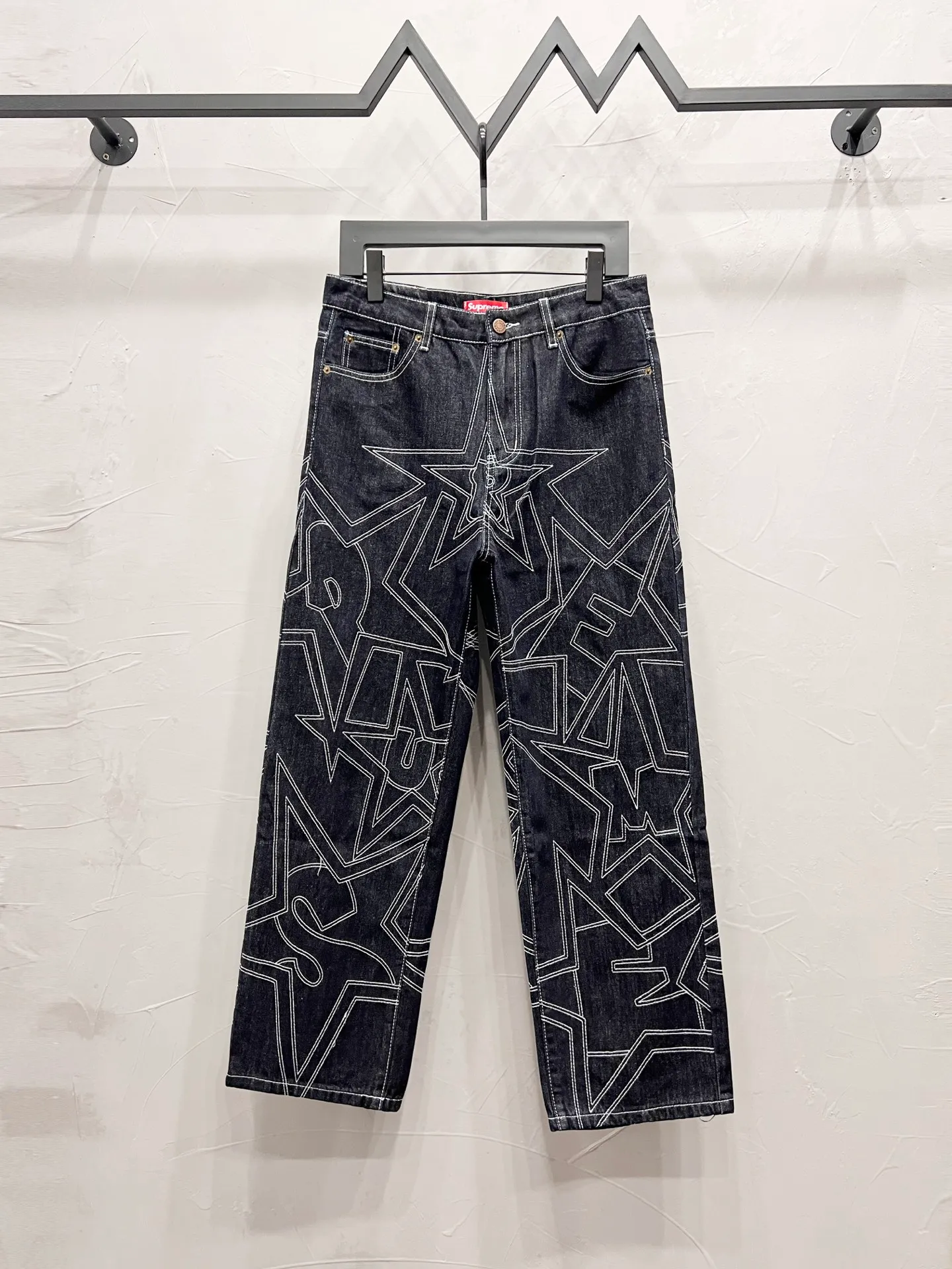 P250 Style No.: [M939] Supreme SS25 star topstitch casual loose denim jeans, same style for men and women, top ceiling quality, styles with different wash textures, very friendly to people with thin legs and thick legs, straight and slim fit very flattering leg shape, timeless moderate length, easy and casual to match, basic styling for various styles, a must-have in the wardrobe! The fabric is stiff but also makes the upper body soft without losing texture. The washing process is even more perfect. It is a must-have item for everyone! ! ! Washed wheat, hang tag, pants label, three labels complete Color: black Size: 30, 32, 34, 36