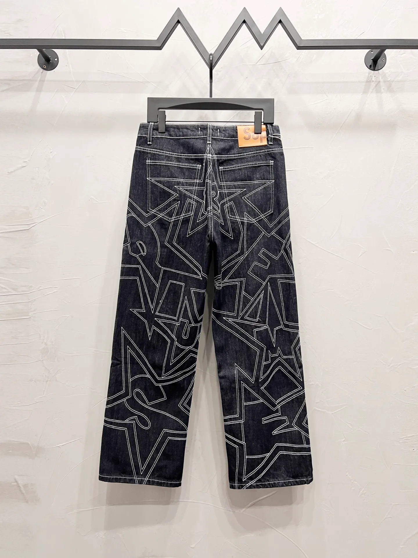 P250 Style No.: [M939] Supreme SS25 star topstitch casual loose denim jeans, same style for men and women, top ceiling quality, styles with different wash textures, very friendly to people with thin legs and thick legs, straight and slim fit very flattering leg shape, timeless moderate length, easy and casual to match, basic styling for various styles, a must-have in the wardrobe! The fabric is stiff but also makes the upper body soft without losing texture. The washing process is even more perfect. It is a must-have item for everyone! ! ! Washed wheat, hang tag, pants label, three labels complete Color: black Size: 30, 32, 34, 36
