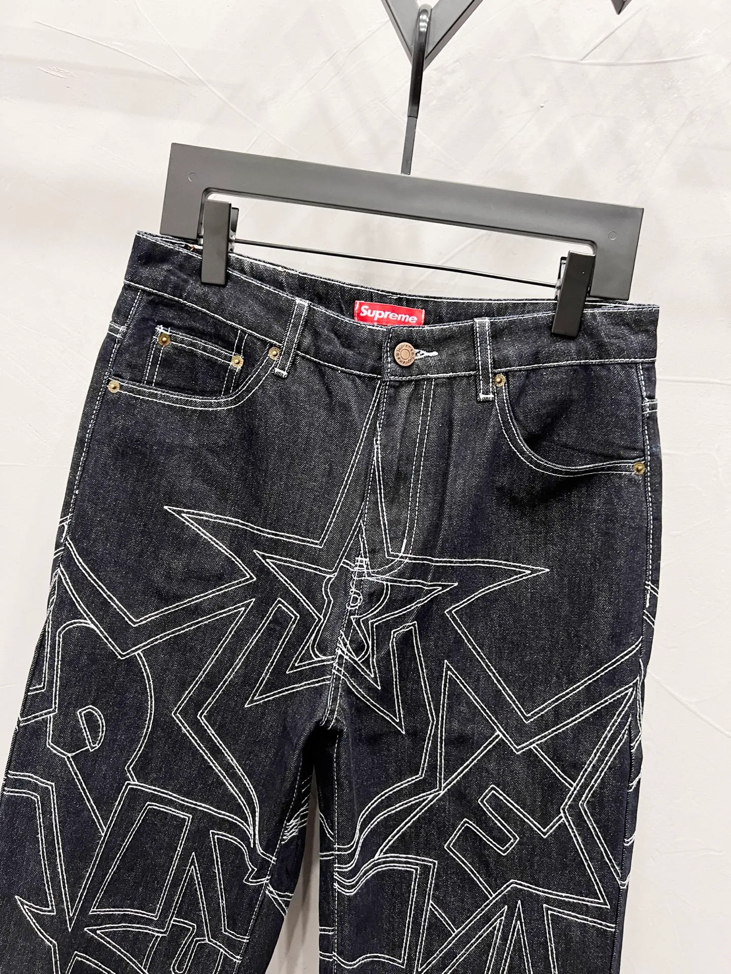 P250 Style No.: [M939] Supreme SS25 star topstitch casual loose denim jeans, same style for men and women, top ceiling quality, styles with different wash textures, very friendly to people with thin legs and thick legs, straight and slim fit very flattering leg shape, timeless moderate length, easy and casual to match, basic styling for various styles, a must-have in the wardrobe! The fabric is stiff but also makes the upper body soft without losing texture. The washing process is even more perfect. It is a must-have item for everyone! ! ! Washed wheat, hang tag, pants label, three labels complete Color: black Size: 30, 32, 34, 36