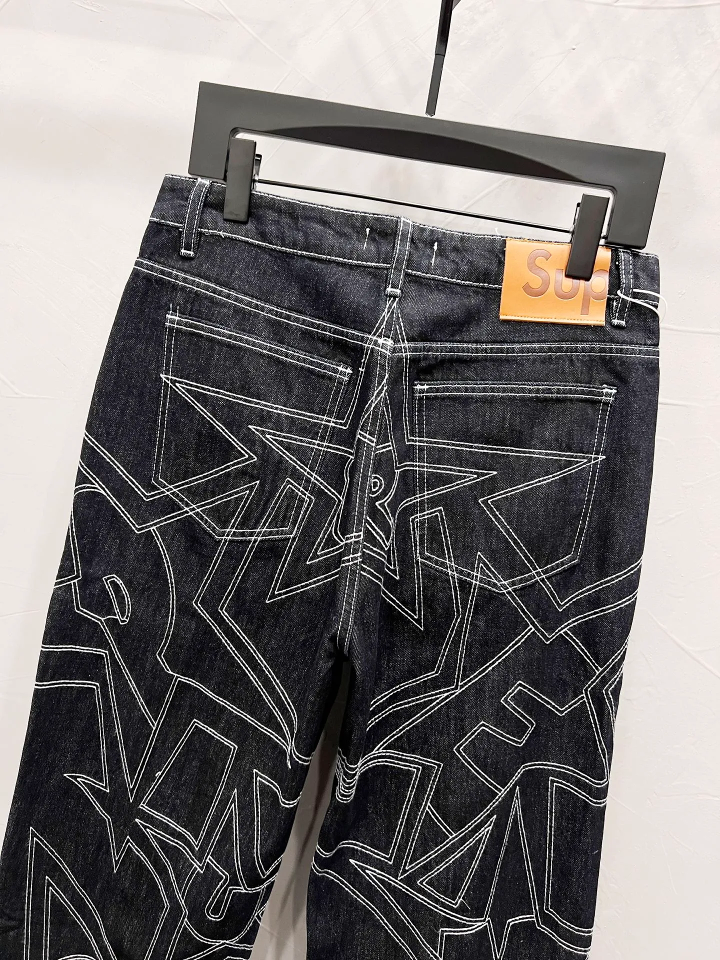P250 Style No.: [M939] Supreme SS25 star topstitch casual loose denim jeans, same style for men and women, top ceiling quality, styles with different wash textures, very friendly to people with thin legs and thick legs, straight and slim fit very flattering leg shape, timeless moderate length, easy and casual to match, basic styling for various styles, a must-have in the wardrobe! The fabric is stiff but also makes the upper body soft without losing texture. The washing process is even more perfect. It is a must-have item for everyone! ! ! Washed wheat, hang tag, pants label, three labels complete Color: black Size: 30, 32, 34, 36