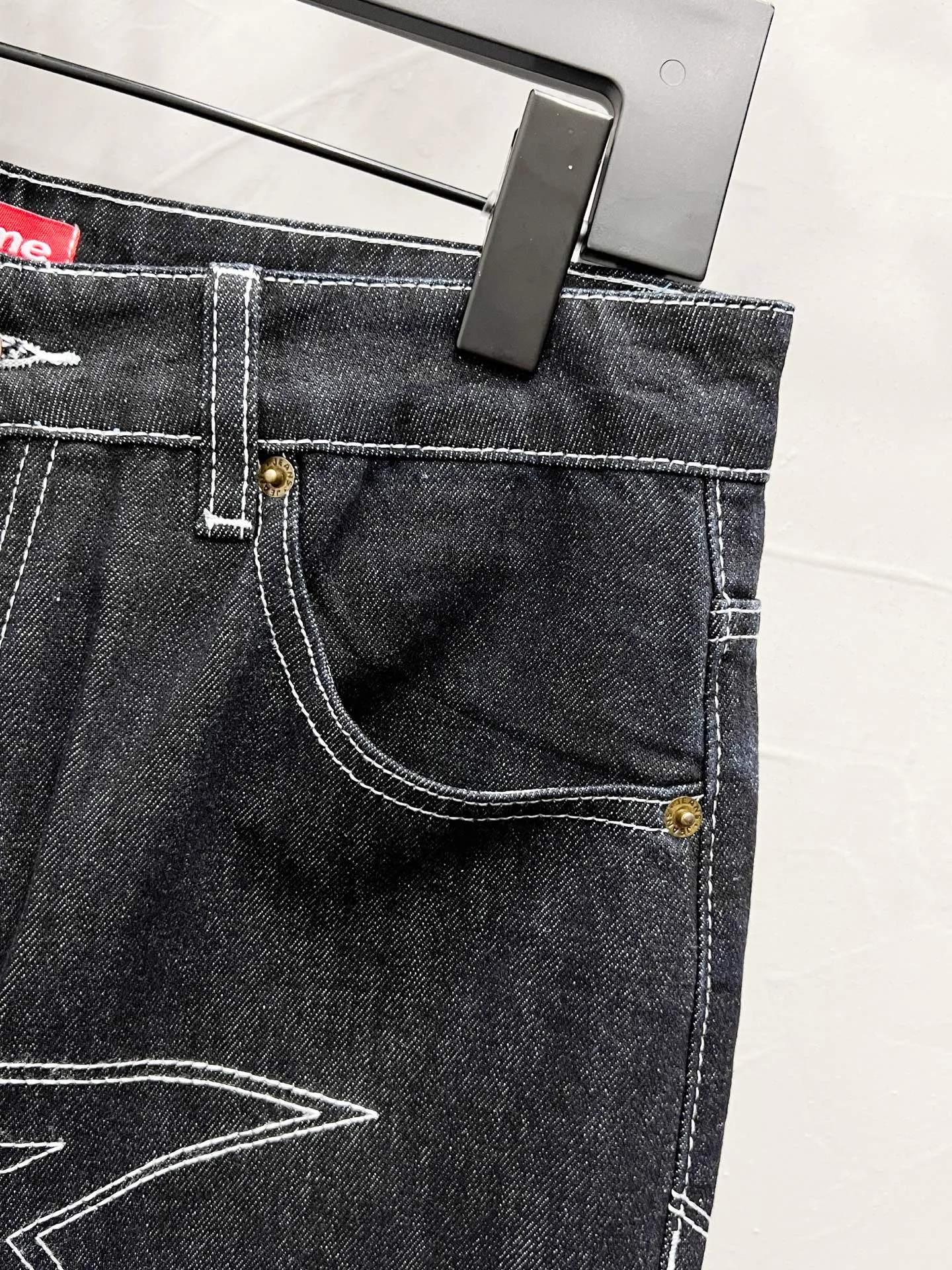 P250 Style No.: [M939] Supreme SS25 star topstitch casual loose denim jeans, same style for men and women, top ceiling quality, styles with different wash textures, very friendly to people with thin legs and thick legs, straight and slim fit very flattering leg shape, timeless moderate length, easy and casual to match, basic styling for various styles, a must-have in the wardrobe! The fabric is stiff but also makes the upper body soft without losing texture. The washing process is even more perfect. It is a must-have item for everyone! ! ! Washed wheat, hang tag, pants label, three labels complete Color: black Size: 30, 32, 34, 36