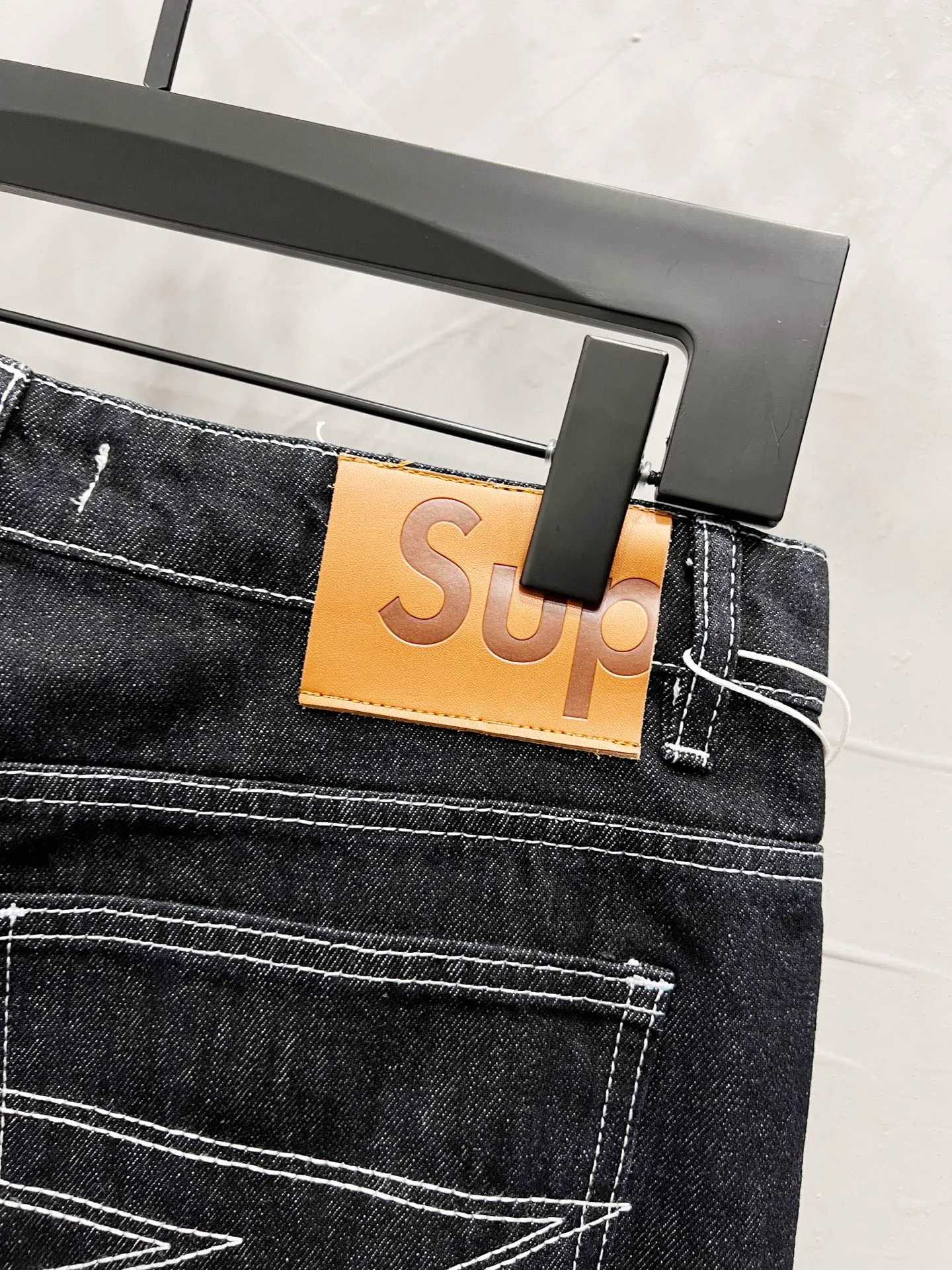 P250 Style No.: [M939] Supreme SS25 star topstitch casual loose denim jeans, same style for men and women, top ceiling quality, styles with different wash textures, very friendly to people with thin legs and thick legs, straight and slim fit very flattering leg shape, timeless moderate length, easy and casual to match, basic styling for various styles, a must-have in the wardrobe! The fabric is stiff but also makes the upper body soft without losing texture. The washing process is even more perfect. It is a must-have item for everyone! ! ! Washed wheat, hang tag, pants label, three labels complete Color: black Size: 30, 32, 34, 36