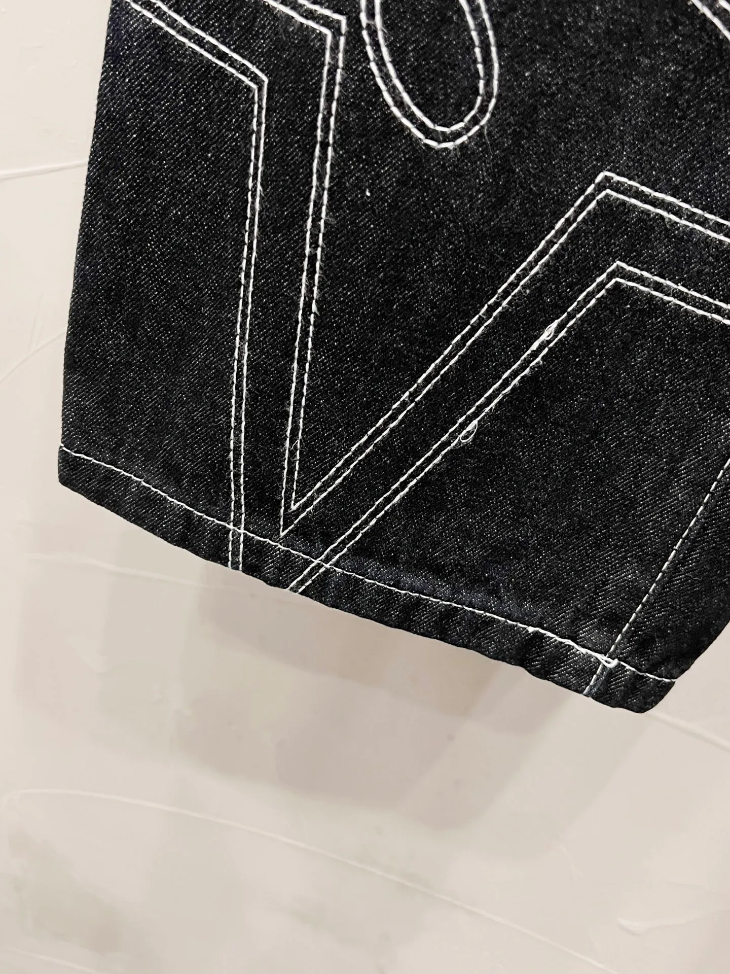 P250 Style No.: [M939] Supreme SS25 star topstitch casual loose denim jeans, same style for men and women, top ceiling quality, styles with different wash textures, very friendly to people with thin legs and thick legs, straight and slim fit very flattering leg shape, timeless moderate length, easy and casual to match, basic styling for various styles, a must-have in the wardrobe! The fabric is stiff but also makes the upper body soft without losing texture. The washing process is even more perfect. It is a must-have item for everyone! ! ! Washed wheat, hang tag, pants label, three labels complete Color: black Size: 30, 32, 34, 36