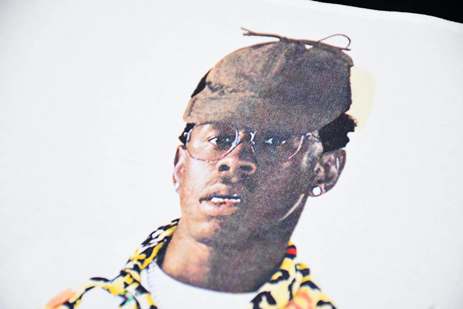 S402💰P150 Top version Supreme FW24 Tyler The Creator Tee Tyler portrait printed round neck short-sleeved T. Refuse to look at pictures to make goods. Refuse to compare wrong versions. Use cylinder seamless process (original process, there are no stitched bones on the side of the clothes. Key points of identification) The fabrics are all custom-woven and dyed, 280g weight, 100% cotton, cylindrical fabric. Cylindrical fabric is a knitted fabric woven with a cylinder loom. The needles are distributed in a cylindrical shape on the fuselage. The gray fabric is a large cylinder, which needs to be opened and shaped before it can be used further. There are no slits on the side of the clothes, so there is no washing label on the side of ordinary short-sleeves. There is only one collar label behind the neck. The printing uses thermosetting ink printing imported from Belgium (different from conventional thermal transfer printing), also known as plastic ink, or self-adhesive ink. Its ingredients are: mainly composed of polyvinyl chloride (PVC) and phthalates, including PVC and phthalates, fixing agents, Stabilizers and thickeners are mixed to form thermosetting ink, which is not the digital direct printing marketed on the market. The printing texture of thermosetting ink is unachievable by digital direct printing. The new triple collar label has a watermark anti-counterfeiting effect, a real anti-counterfeiting layer, a version with a high probability of passing the inspection, and the original packaging picture has a high probability of passing the test. Size：S-XL