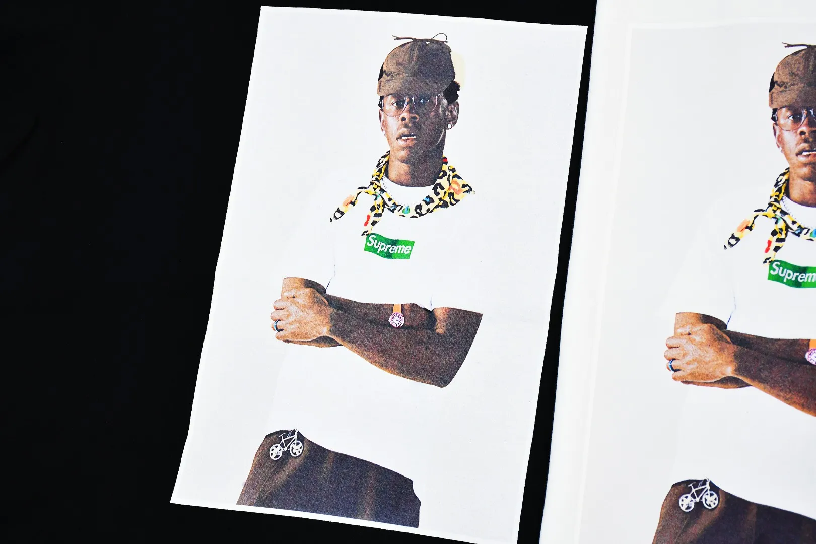 S402💰P150 Top version Supreme FW24 Tyler The Creator Tee Tyler portrait printed round neck short-sleeved T. Refuse to look at pictures to make goods. Refuse to compare wrong versions. Use cylinder seamless process (original process, there are no stitched bones on the side of the clothes. Key points of identification) The fabrics are all custom-woven and dyed, 280g weight, 100% cotton, cylindrical fabric. Cylindrical fabric is a knitted fabric woven with a cylinder loom. The needles are distributed in a cylindrical shape on the fuselage. The gray fabric is a large cylinder, which needs to be opened and shaped before it can be used further. There are no slits on the side of the clothes, so there is no washing label on the side of ordinary short-sleeves. There is only one collar label behind the neck. The printing uses thermosetting ink printing imported from Belgium (different from conventional thermal transfer printing), also known as plastic ink, or self-adhesive ink. Its ingredients are: mainly composed of polyvinyl chloride (PVC) and phthalates, including PVC and phthalates, fixing agents, Stabilizers and thickeners are mixed to form thermosetting ink, which is not the digital direct printing marketed on the market. The printing texture of thermosetting ink is unachievable by digital direct printing. The new triple collar label has a watermark anti-counterfeiting effect, a real anti-counterfeiting layer, a version with a high probability of passing the inspection, and the original packaging picture has a high probability of passing the test. Size：S-XL