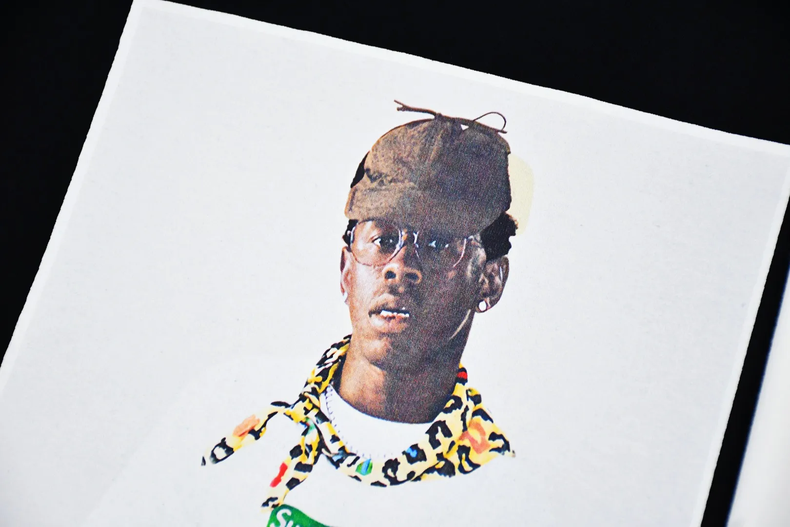 S402💰P150 Top version Supreme FW24 Tyler The Creator Tee Tyler portrait printed round neck short-sleeved T. Refuse to look at pictures to make goods. Refuse to compare wrong versions. Use cylinder seamless process (original process, there are no stitched bones on the side of the clothes. Key points of identification) The fabrics are all custom-woven and dyed, 280g weight, 100% cotton, cylindrical fabric. Cylindrical fabric is a knitted fabric woven with a cylinder loom. The needles are distributed in a cylindrical shape on the fuselage. The gray fabric is a large cylinder, which needs to be opened and shaped before it can be used further. There are no slits on the side of the clothes, so there is no washing label on the side of ordinary short-sleeves. There is only one collar label behind the neck. The printing uses thermosetting ink printing imported from Belgium (different from conventional thermal transfer printing), also known as plastic ink, or self-adhesive ink. Its ingredients are: mainly composed of polyvinyl chloride (PVC) and phthalates, including PVC and phthalates, fixing agents, Stabilizers and thickeners are mixed to form thermosetting ink, which is not the digital direct printing marketed on the market. The printing texture of thermosetting ink is unachievable by digital direct printing. The new triple collar label has a watermark anti-counterfeiting effect, a real anti-counterfeiting layer, a version with a high probability of passing the inspection, and the original packaging picture has a high probability of passing the test. Size：S-XL