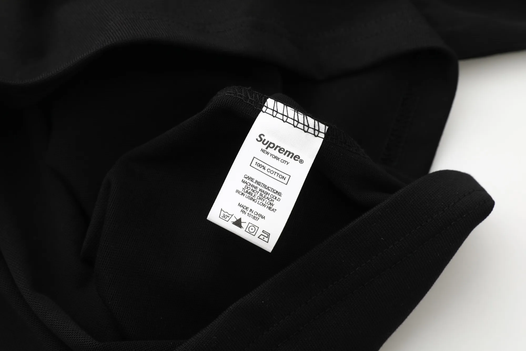 🅿️240 S292 SUPREME SS25 AFFILIATED L/S FOOTBALL TOP American size 8 Sanskrit font long-sleeved T-shirt Original quality, consistent details, knitted fabric, non-cotton fabric, good feel Color: black white Size: S M L XL (172 120 wear S) S Bust 55 Length 66 Shoulder width 47 Sleeve length 57 M Chest 57 Dress length 68 Shoulder width 48 Sleeve length 58 L Chest 59 Dress length 70 Shoulder width 49 Sleeve length 59 XL Chest 62 Dress length 72 Shoulder width 50 Sleeve length 60