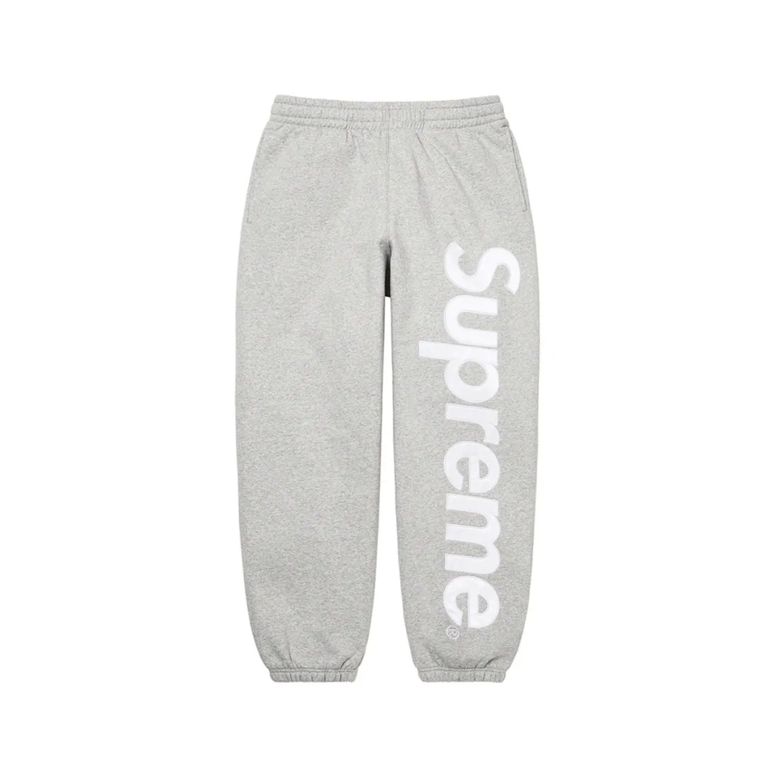 🅿️290 S233 top version Supreme 22FW Satin Applique Sweatpant patch embroidered large logo plus velvet sweatpants. For those of us who focus on top Supreme, this style of sweatpants is naturally available at our fingertips. ZP purchase and pattern making operation 1. Fabric: ZP testing, custom woven and dyed, pure cotton 430G plus velvet main fabric, horizontal cutting 2. Embroidery: embroidery equipment Used Behringer BEKS-Y924 machine (a level higher than Tajima embroidery machine), the embroidery thickness, saturation and size are all ZP consistent. 3. Sewing process: Four-needle and six-thread boneless splicing technology is used in twelve places of the whole garment. Processed by a senior foreign trade factory (ordinary factories cannot do it) 4. Customized ZP main label/washing mark/tag/packaging bag (equipped with an extra large thickened handbag) Color: black and white/black/grey/navy/red/green/brown Size: S/M/L/XL