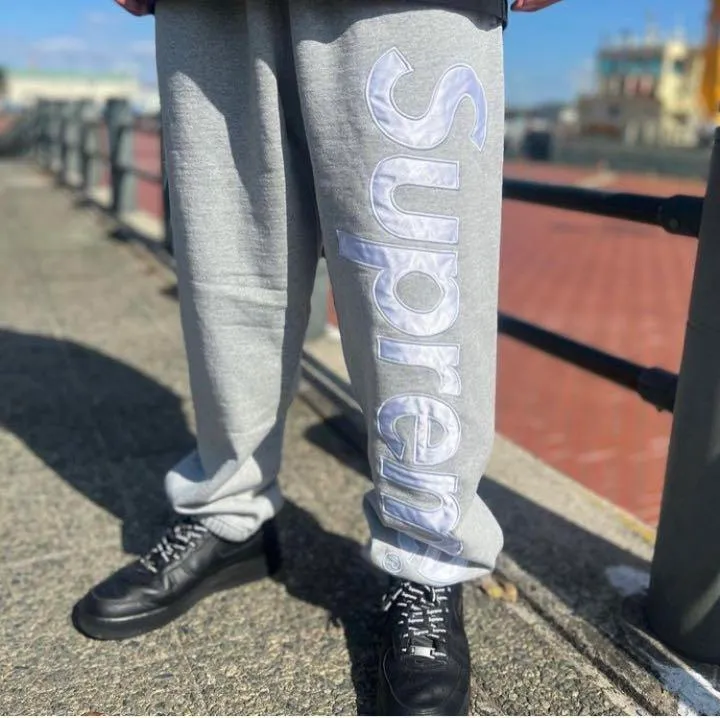 🅿️290 S233 top version Supreme 22FW Satin Applique Sweatpant patch embroidered large logo plus velvet sweatpants. For those of us who focus on top Supreme, this style of sweatpants is naturally available at our fingertips. ZP purchase and pattern making operation 1. Fabric: ZP testing, custom woven and dyed, pure cotton 430G plus velvet main fabric, horizontal cutting 2. Embroidery: embroidery equipment Used Behringer BEKS-Y924 machine (a level higher than Tajima embroidery machine), the embroidery thickness, saturation and size are all ZP consistent. 3. Sewing process: Four-needle and six-thread boneless splicing technology is used in twelve places of the whole garment. Processed by a senior foreign trade factory (ordinary factories cannot do it) 4. Customized ZP main label/washing mark/tag/packaging bag (equipped with an extra large thickened handbag) Color: black and white/black/grey/navy/red/green/brown Size: S/M/L/XL