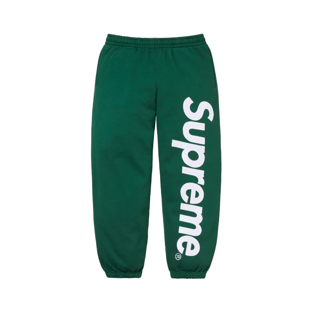 🅿️290 S233 top version Supreme 22FW Satin Applique Sweatpant patch embroidered large logo plus velvet sweatpants. For those of us who focus on top Supreme, this style of sweatpants is naturally available at our fingertips. ZP purchase and pattern making operation 1. Fabric: ZP testing, custom woven and dyed, pure cotton 430G plus velvet main fabric, horizontal cutting 2. Embroidery: embroidery equipment Used Behringer BEKS-Y924 machine (a level higher than Tajima embroidery machine), the embroidery thickness, saturation and size are all ZP consistent. 3. Sewing process: Four-needle and six-thread boneless splicing technology is used in twelve places of the whole garment. Processed by a senior foreign trade factory (ordinary factories cannot do it) 4. Customized ZP main label/washing mark/tag/packaging bag (equipped with an extra large thickened handbag) Color: black and white/black/grey/navy/red/green/brown Size: S/M/L/XL