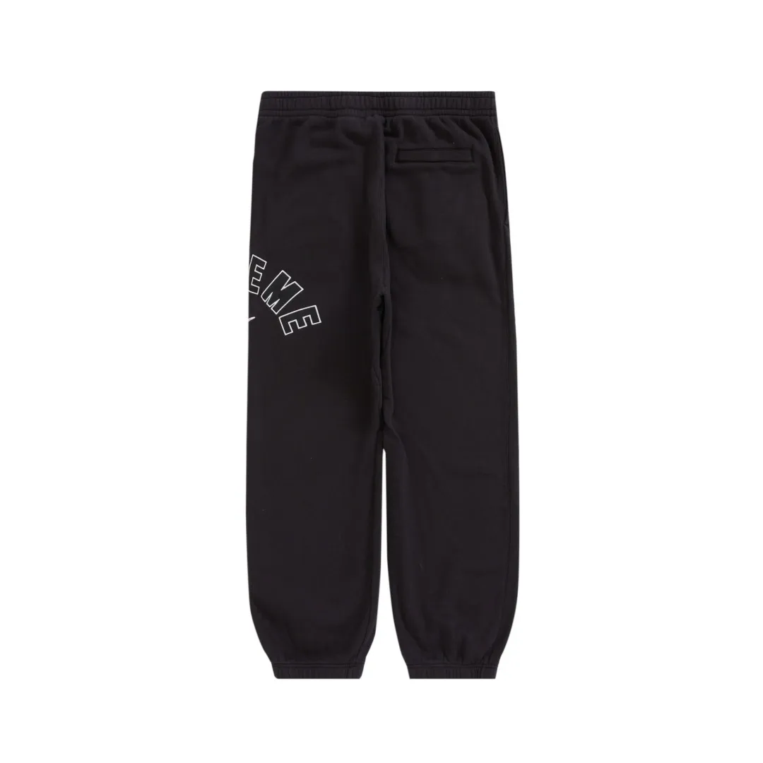 S520💰p270 Top version Supreme Nike Arc Sweatpant co-branded embroidered logo fleece sweatpants. For those of us who focus on top Supreme, this sweatpants is naturally available. ZP purchase and pattern making operation 1. Fabric: ZP testing, custom weaving and dyeing, pure cotton 430G plus velvet main fabric, horizontal cutting 2. Embroidery: embroidery equipment Behringer BEKS-Y924 machine is used (a level higher than Tajima embroidery machine). The embroidery thickness, saturation and size are all consistent with ZP. 3. Sewing process: Four-needle and six-thread boneless splicing technology is used in twelve places of the whole garment. Processed by a senior foreign trade factory (cannot be done by ordinary factories) 4. Customized ZP main label/wash water mark/tag/packaging bag (equipped with extra large thickened handbag) Color: black/grey Size: S/M/L/XL