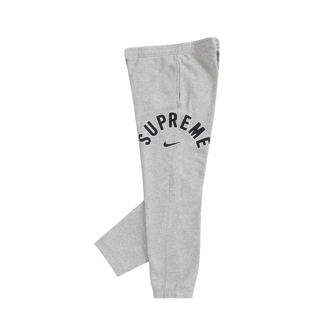 S520💰p270 Top version Supreme Nike Arc Sweatpant co-branded embroidered logo fleece sweatpants. For those of us who focus on top Supreme, this sweatpants is naturally available. ZP purchase and pattern making operation 1. Fabric: ZP testing, custom weaving and dyeing, pure cotton 430G plus velvet main fabric, horizontal cutting 2. Embroidery: embroidery equipment Behringer BEKS-Y924 machine is used (a level higher than Tajima embroidery machine). The embroidery thickness, saturation and size are all consistent with ZP. 3. Sewing process: Four-needle and six-thread boneless splicing technology is used in twelve places of the whole garment. Processed by a senior foreign trade factory (cannot be done by ordinary factories) 4. Customized ZP main label/wash water mark/tag/packaging bag (equipped with extra large thickened handbag) Color: black/grey Size: S/M/L/XL