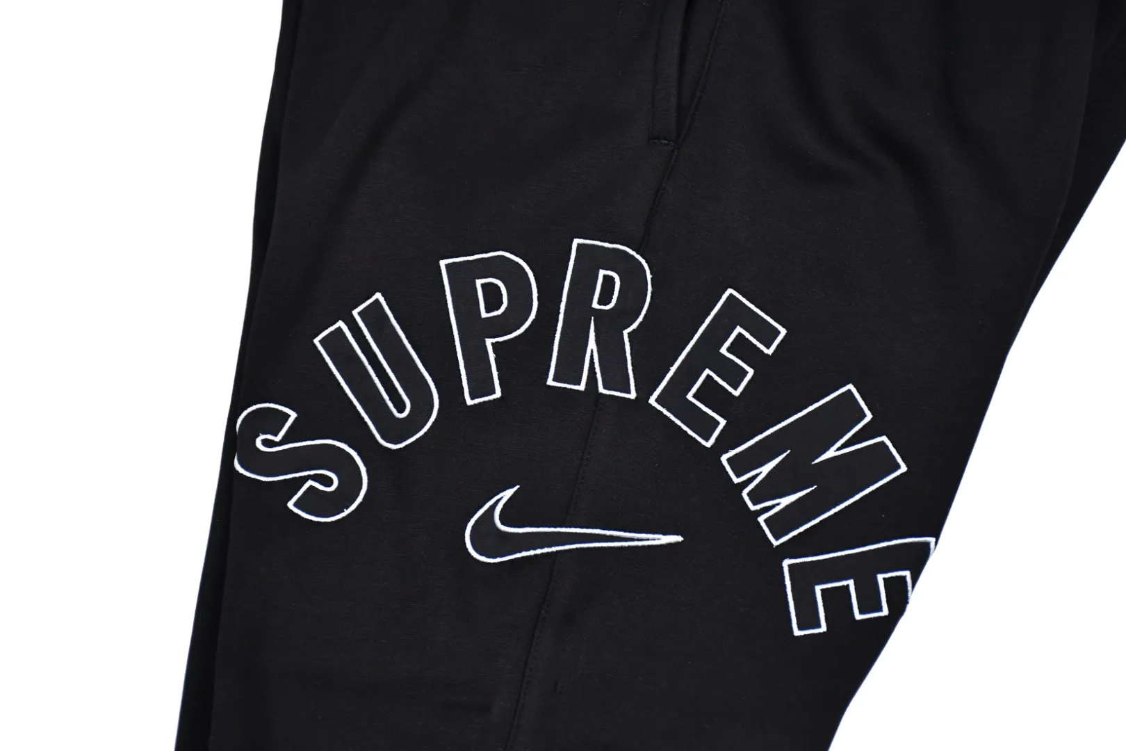 S520💰p270 Top version Supreme Nike Arc Sweatpant co-branded embroidered logo fleece sweatpants. For those of us who focus on top Supreme, this sweatpants is naturally available. ZP purchase and pattern making operation 1. Fabric: ZP testing, custom weaving and dyeing, pure cotton 430G plus velvet main fabric, horizontal cutting 2. Embroidery: embroidery equipment Behringer BEKS-Y924 machine is used (a level higher than Tajima embroidery machine). The embroidery thickness, saturation and size are all consistent with ZP. 3. Sewing process: Four-needle and six-thread boneless splicing technology is used in twelve places of the whole garment. Processed by a senior foreign trade factory (cannot be done by ordinary factories) 4. Customized ZP main label/wash water mark/tag/packaging bag (equipped with extra large thickened handbag) Color: black/grey Size: S/M/L/XL
