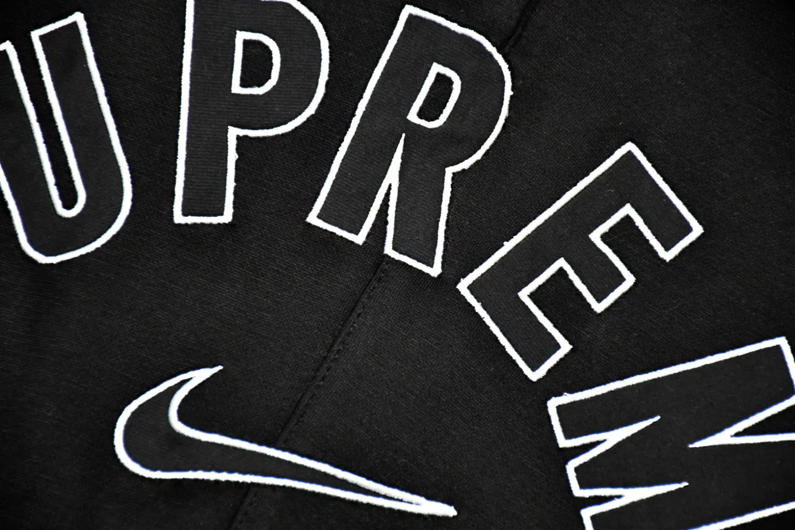 S520💰p270 Top version Supreme Nike Arc Sweatpant co-branded embroidered logo fleece sweatpants. For those of us who focus on top Supreme, this sweatpants is naturally available. ZP purchase and pattern making operation 1. Fabric: ZP testing, custom weaving and dyeing, pure cotton 430G plus velvet main fabric, horizontal cutting 2. Embroidery: embroidery equipment Behringer BEKS-Y924 machine is used (a level higher than Tajima embroidery machine). The embroidery thickness, saturation and size are all consistent with ZP. 3. Sewing process: Four-needle and six-thread boneless splicing technology is used in twelve places of the whole garment. Processed by a senior foreign trade factory (cannot be done by ordinary factories) 4. Customized ZP main label/wash water mark/tag/packaging bag (equipped with extra large thickened handbag) Color: black/grey Size: S/M/L/XL