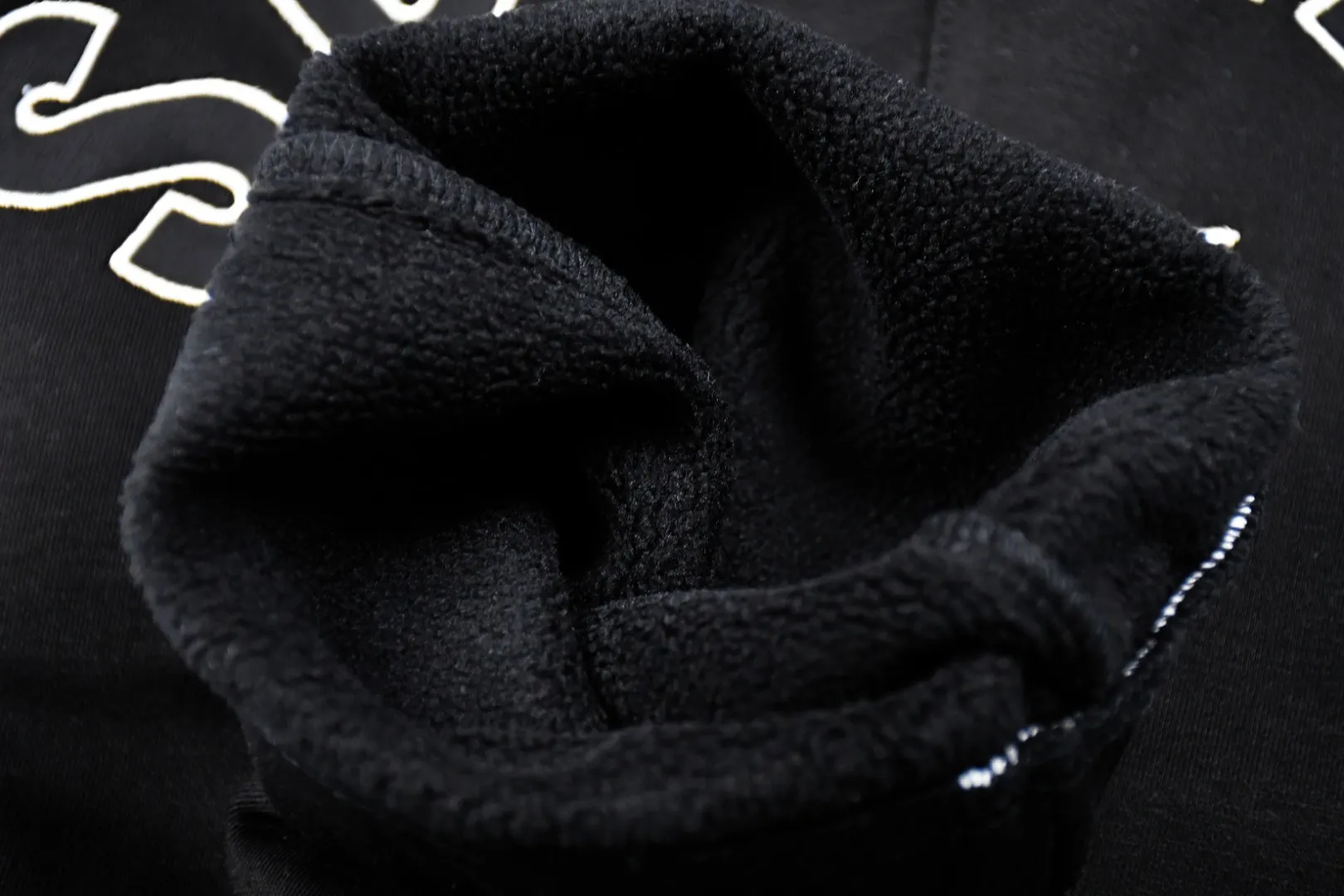 S520💰p270 Top version Supreme Nike Arc Sweatpant co-branded embroidered logo fleece sweatpants. For those of us who focus on top Supreme, this sweatpants is naturally available. ZP purchase and pattern making operation 1. Fabric: ZP testing, custom weaving and dyeing, pure cotton 430G plus velvet main fabric, horizontal cutting 2. Embroidery: embroidery equipment Behringer BEKS-Y924 machine is used (a level higher than Tajima embroidery machine). The embroidery thickness, saturation and size are all consistent with ZP. 3. Sewing process: Four-needle and six-thread boneless splicing technology is used in twelve places of the whole garment. Processed by a senior foreign trade factory (cannot be done by ordinary factories) 4. Customized ZP main label/wash water mark/tag/packaging bag (equipped with extra large thickened handbag) Color: black/grey Size: S/M/L/XL