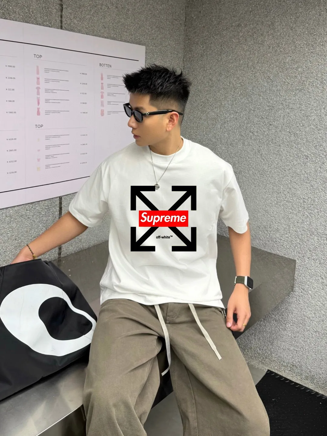 🅿️180 Supreme joint off short-sleeved T-shirt is made of 250g Salona fabric. The whole piece is made of three-needle five-thread technology. The neckline-shoulder seam-sleeve seam is double-threaded, which looks more three-dimensional and textured. The same craftsmanship as the authentic original, classic version. Feel free to compare zp. The whole piece is made of three-needle five-thread craftsmanship. The neckline-shoulder seam-sleeve seam is double-threaded, which looks more three-dimensional and textured. The craftsmanship is consistent with the authentic original version. Classic version. Color: black white Size: S M L XL XXL