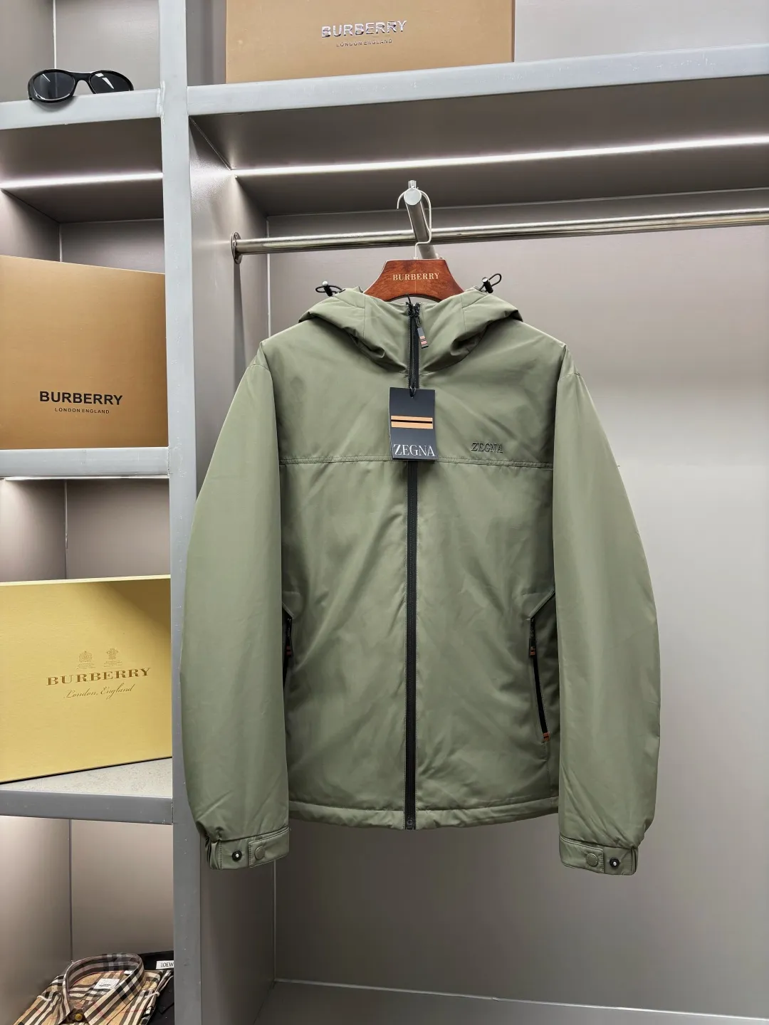🅿️1000 Zegna new letter embroidered down jacket Zegna down jacket combines British classic design with modern technological thermal technology to redefine the luxury winter dressing experience.  · Filled with top-grade imported white duck down, light and fluffy, locking in every body temperature · Imported waterproof fabric, windproof and water-repellent, no fear of wind and snow challenges · Three-dimensional tailoring, eliminating bulk, showing an elegant figure · Authentic details are seen in the details: counter-customized metal buckles, hidden pocket design, classic letter embroidery design This winter, let warmth and grace go hand in hand. Whether commuting in the city or strolling in the countryside, a Zegna down jacket can build a mobile gentleman's fortress for you.  Size: M-XXXL Color: black green