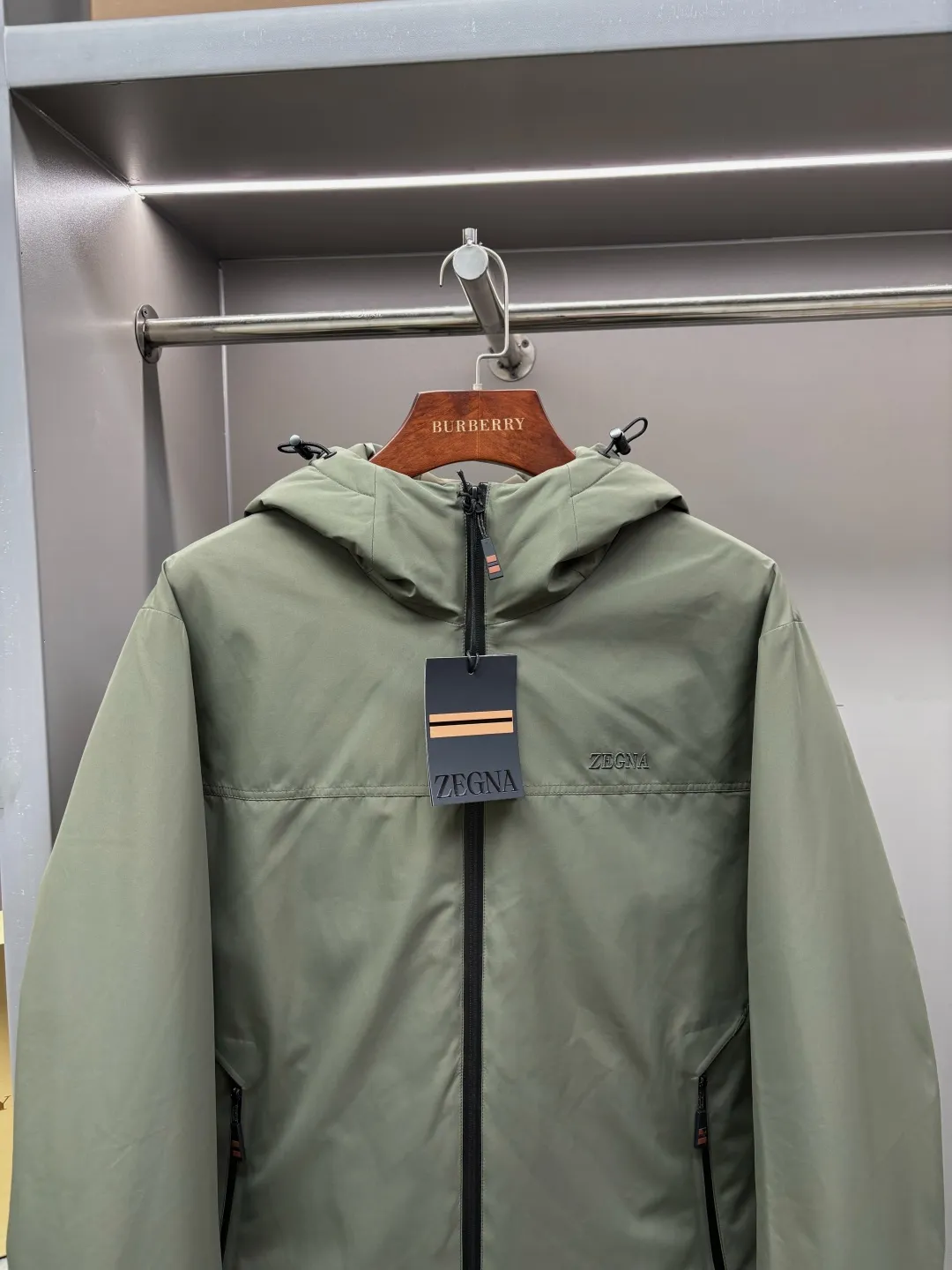 🅿️1000 Zegna new letter embroidered down jacket Zegna down jacket combines British classic design with modern technological thermal technology to redefine the luxury winter dressing experience.  · Filled with top-grade imported white duck down, light and fluffy, locking in every body temperature · Imported waterproof fabric, windproof and water-repellent, no fear of wind and snow challenges · Three-dimensional tailoring, eliminating bulk, showing an elegant figure · Authentic details are seen in the details: counter-customized metal buckles, hidden pocket design, classic letter embroidery design This winter, let warmth and grace go hand in hand. Whether commuting in the city or strolling in the countryside, a Zegna down jacket can build a mobile gentleman's fortress for you.  Size: M-XXXL Color: black green