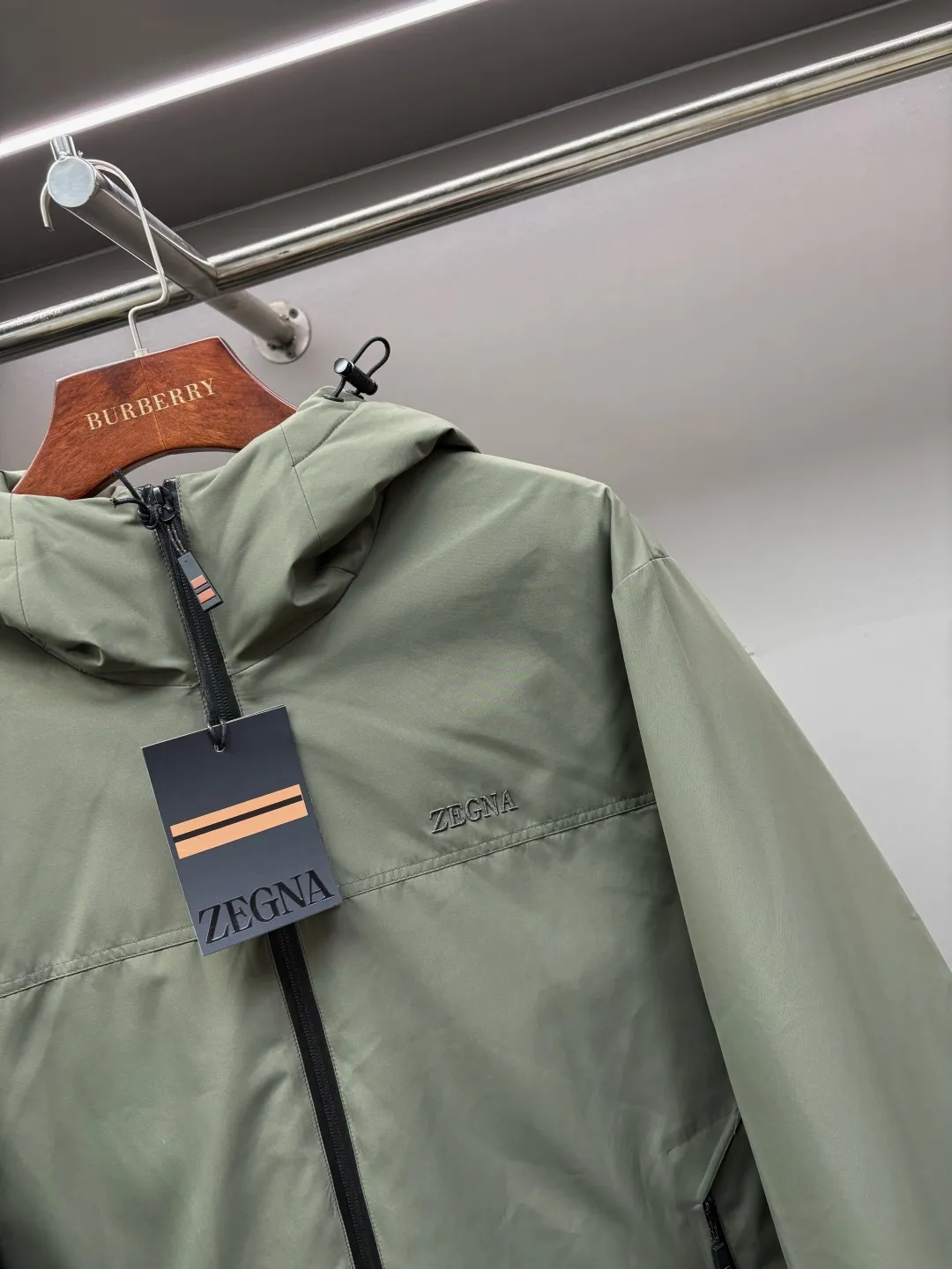 🅿️1000 Zegna new letter embroidered down jacket Zegna down jacket combines British classic design with modern technological thermal technology to redefine the luxury winter dressing experience.  · Filled with top-grade imported white duck down, light and fluffy, locking in every body temperature · Imported waterproof fabric, windproof and water-repellent, no fear of wind and snow challenges · Three-dimensional tailoring, eliminating bulk, showing an elegant figure · Authentic details are seen in the details: counter-customized metal buckles, hidden pocket design, classic letter embroidery design This winter, let warmth and grace go hand in hand. Whether commuting in the city or strolling in the countryside, a Zegna down jacket can build a mobile gentleman's fortress for you.  Size: M-XXXL Color: black green