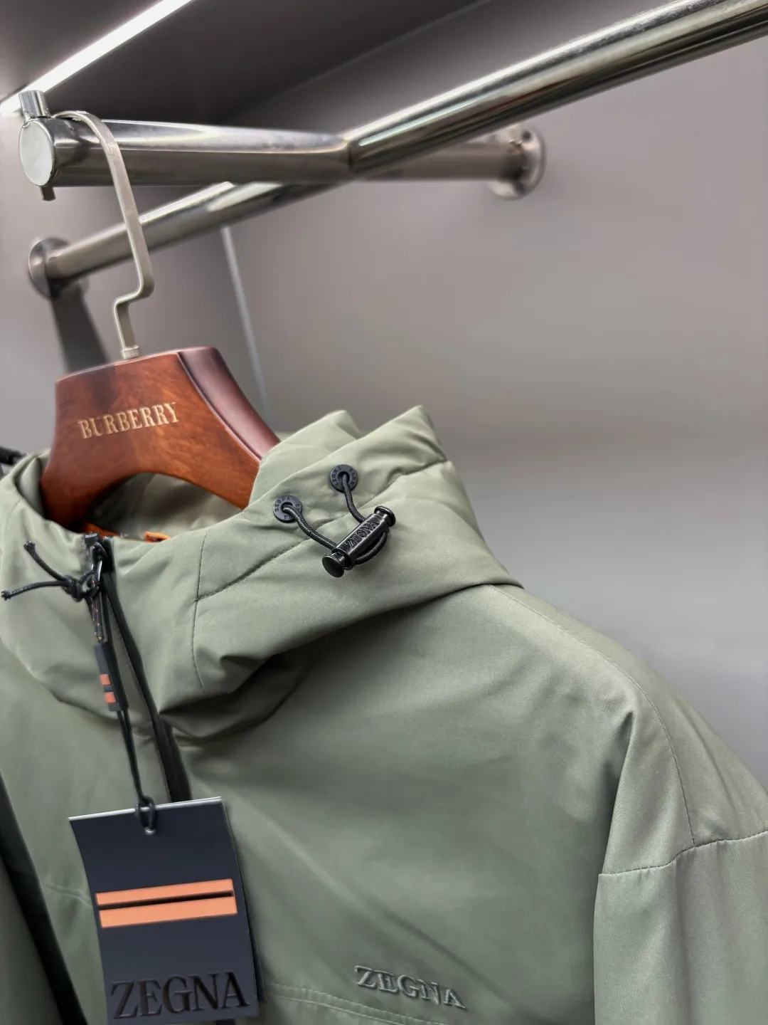 🅿️1000 Zegna new letter embroidered down jacket Zegna down jacket combines British classic design with modern technological thermal technology to redefine the luxury winter dressing experience.  · Filled with top-grade imported white duck down, light and fluffy, locking in every body temperature · Imported waterproof fabric, windproof and water-repellent, no fear of wind and snow challenges · Three-dimensional tailoring, eliminating bulk, showing an elegant figure · Authentic details are seen in the details: counter-customized metal buckles, hidden pocket design, classic letter embroidery design This winter, let warmth and grace go hand in hand. Whether commuting in the city or strolling in the countryside, a Zegna down jacket can build a mobile gentleman's fortress for you.  Size: M-XXXL Color: black green