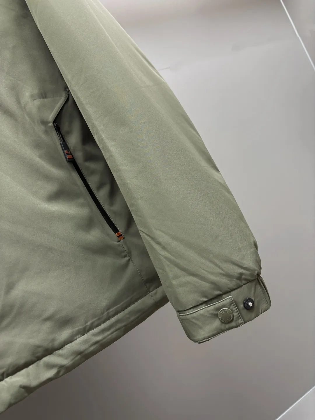 🅿️1000 Zegna new letter embroidered down jacket Zegna down jacket combines British classic design with modern technological thermal technology to redefine the luxury winter dressing experience.  · Filled with top-grade imported white duck down, light and fluffy, locking in every body temperature · Imported waterproof fabric, windproof and water-repellent, no fear of wind and snow challenges · Three-dimensional tailoring, eliminating bulk, showing an elegant figure · Authentic details are seen in the details: counter-customized metal buckles, hidden pocket design, classic letter embroidery design This winter, let warmth and grace go hand in hand. Whether commuting in the city or strolling in the countryside, a Zegna down jacket can build a mobile gentleman's fortress for you.  Size: M-XXXL Color: black green