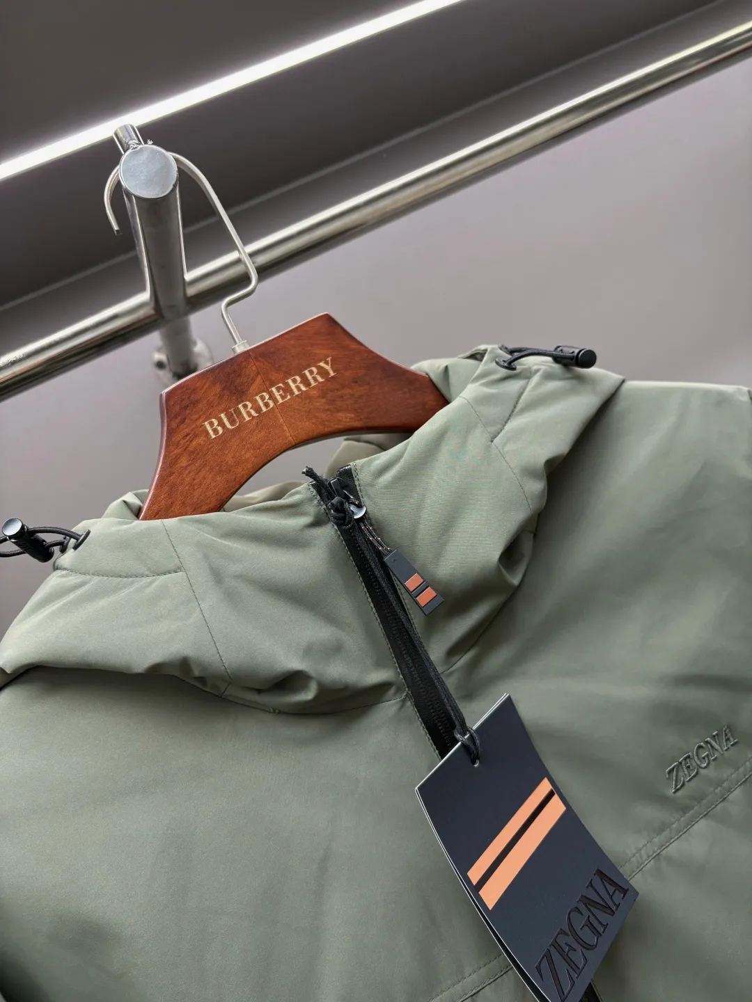 🅿️1000 Zegna new letter embroidered down jacket Zegna down jacket combines British classic design with modern technological thermal technology to redefine the luxury winter dressing experience.  · Filled with top-grade imported white duck down, light and fluffy, locking in every body temperature · Imported waterproof fabric, windproof and water-repellent, no fear of wind and snow challenges · Three-dimensional tailoring, eliminating bulk, showing an elegant figure · Authentic details are seen in the details: counter-customized metal buckles, hidden pocket design, classic letter embroidery design This winter, let warmth and grace go hand in hand. Whether commuting in the city or strolling in the countryside, a Zegna down jacket can build a mobile gentleman's fortress for you.  Size: M-XXXL Color: black green