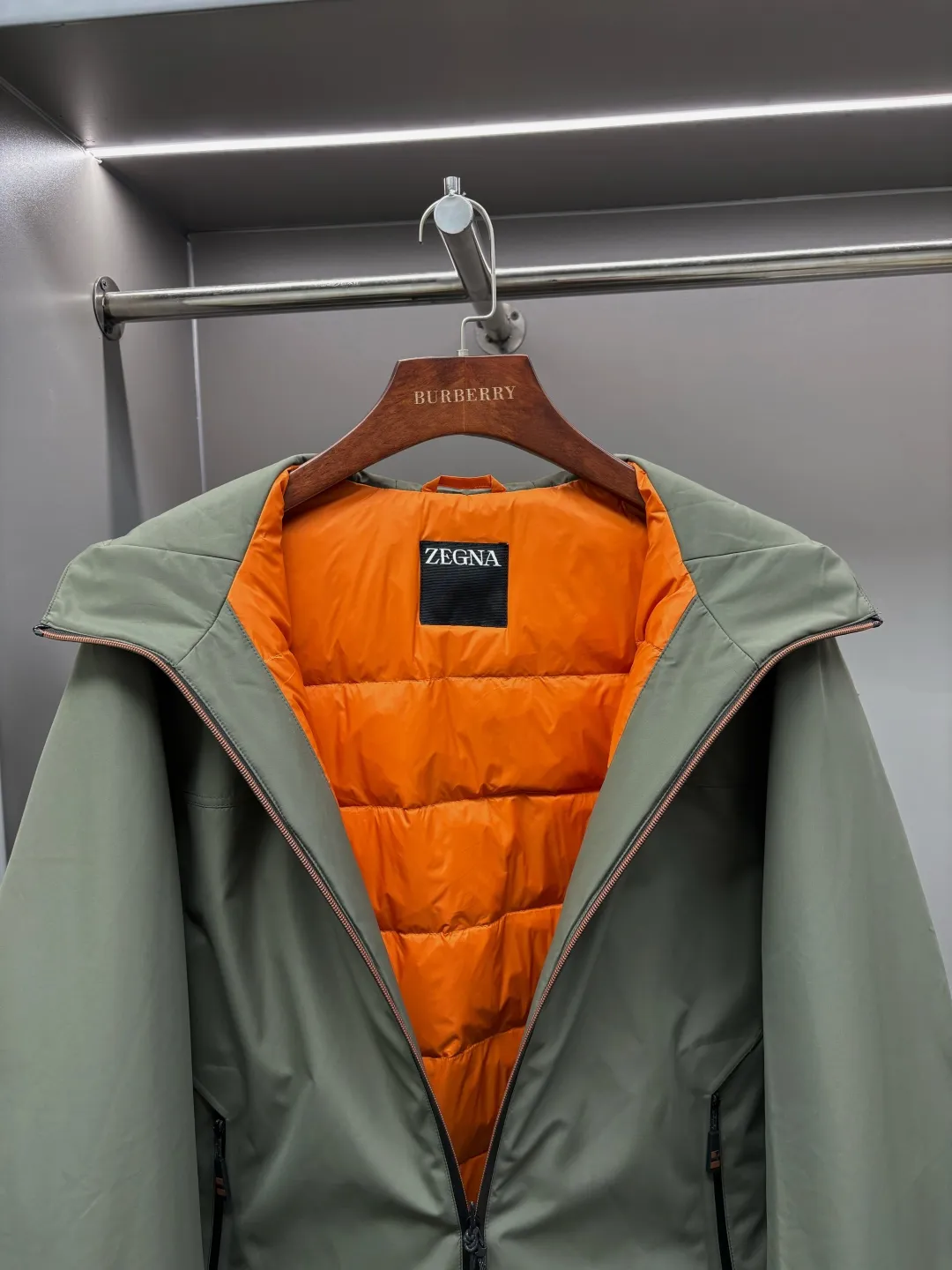 🅿️1000 Zegna new letter embroidered down jacket Zegna down jacket combines British classic design with modern technological thermal technology to redefine the luxury winter dressing experience.  · Filled with top-grade imported white duck down, light and fluffy, locking in every body temperature · Imported waterproof fabric, windproof and water-repellent, no fear of wind and snow challenges · Three-dimensional tailoring, eliminating bulk, showing an elegant figure · Authentic details are seen in the details: counter-customized metal buckles, hidden pocket design, classic letter embroidery design This winter, let warmth and grace go hand in hand. Whether commuting in the city or strolling in the countryside, a Zegna down jacket can build a mobile gentleman's fortress for you.  Size: M-XXXL Color: black green