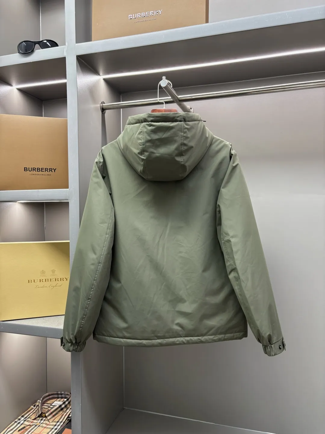 🅿️1000 Zegna new letter embroidered down jacket Zegna down jacket combines British classic design with modern technological thermal technology to redefine the luxury winter dressing experience.  · Filled with top-grade imported white duck down, light and fluffy, locking in every body temperature · Imported waterproof fabric, windproof and water-repellent, no fear of wind and snow challenges · Three-dimensional tailoring, eliminating bulk, showing an elegant figure · Authentic details are seen in the details: counter-customized metal buckles, hidden pocket design, classic letter embroidery design This winter, let warmth and grace go hand in hand. Whether commuting in the city or strolling in the countryside, a Zegna down jacket can build a mobile gentleman's fortress for you.  Size: M-XXXL Color: black green
