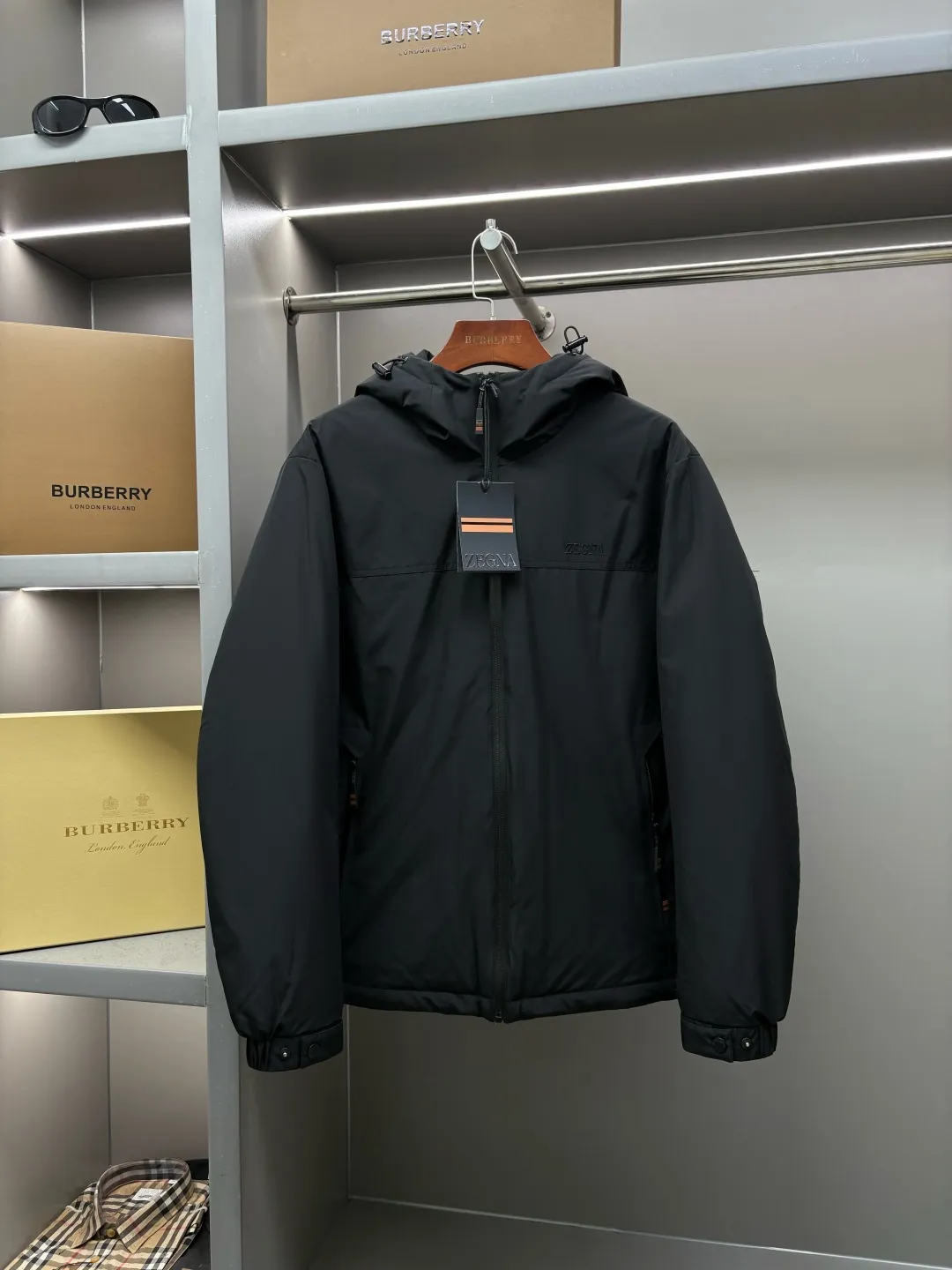 🅿️1000 Zegna new letter embroidered down jacket Zegna down jacket combines British classic design with modern technological thermal technology to redefine the luxury winter dressing experience.  · Filled with top-grade imported white duck down, light and fluffy, locking in every body temperature · Imported waterproof fabric, windproof and water-repellent, no fear of wind and snow challenges · Three-dimensional tailoring, eliminating bulk, showing an elegant figure · Authentic details are seen in the details: counter-customized metal buckles, hidden pocket design, classic letter embroidery design This winter, let warmth and grace go hand in hand. Whether commuting in the city or strolling in the countryside, a Zegna down jacket can build a mobile gentleman's fortress for you.  Size: M-XXXL Color: black green