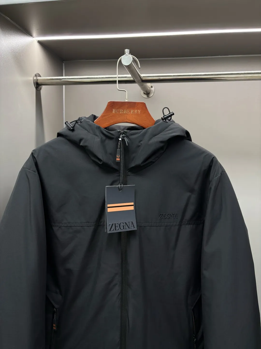 🅿️1000 Zegna new letter embroidered down jacket Zegna down jacket combines British classic design with modern technological thermal technology to redefine the luxury winter dressing experience.  · Filled with top-grade imported white duck down, light and fluffy, locking in every body temperature · Imported waterproof fabric, windproof and water-repellent, no fear of wind and snow challenges · Three-dimensional tailoring, eliminating bulk, showing an elegant figure · Authentic details are seen in the details: counter-customized metal buckles, hidden pocket design, classic letter embroidery design This winter, let warmth and grace go hand in hand. Whether commuting in the city or strolling in the countryside, a Zegna down jacket can build a mobile gentleman's fortress for you.  Size: M-XXXL Color: black green